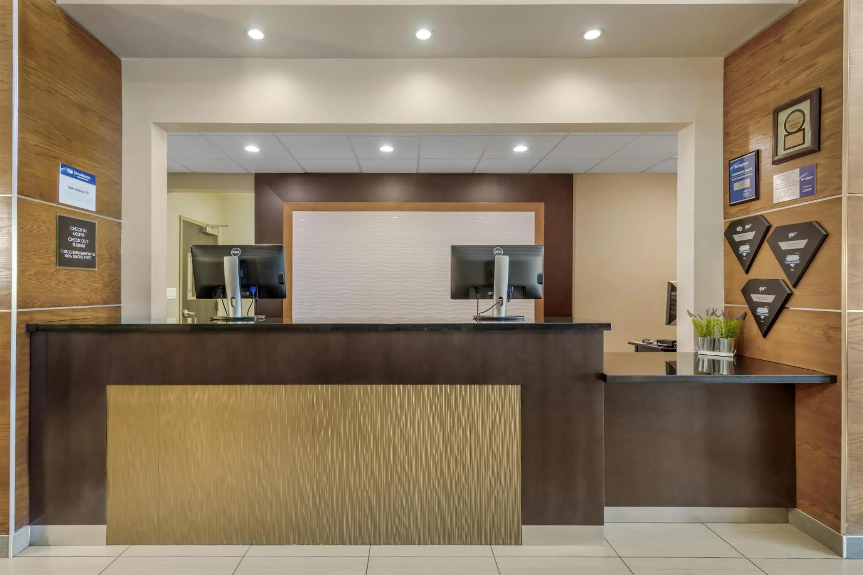 Lobby or reception in Best Western Plus Moose Jaw Lobby or reception in Best Western Plus Moose Jaw