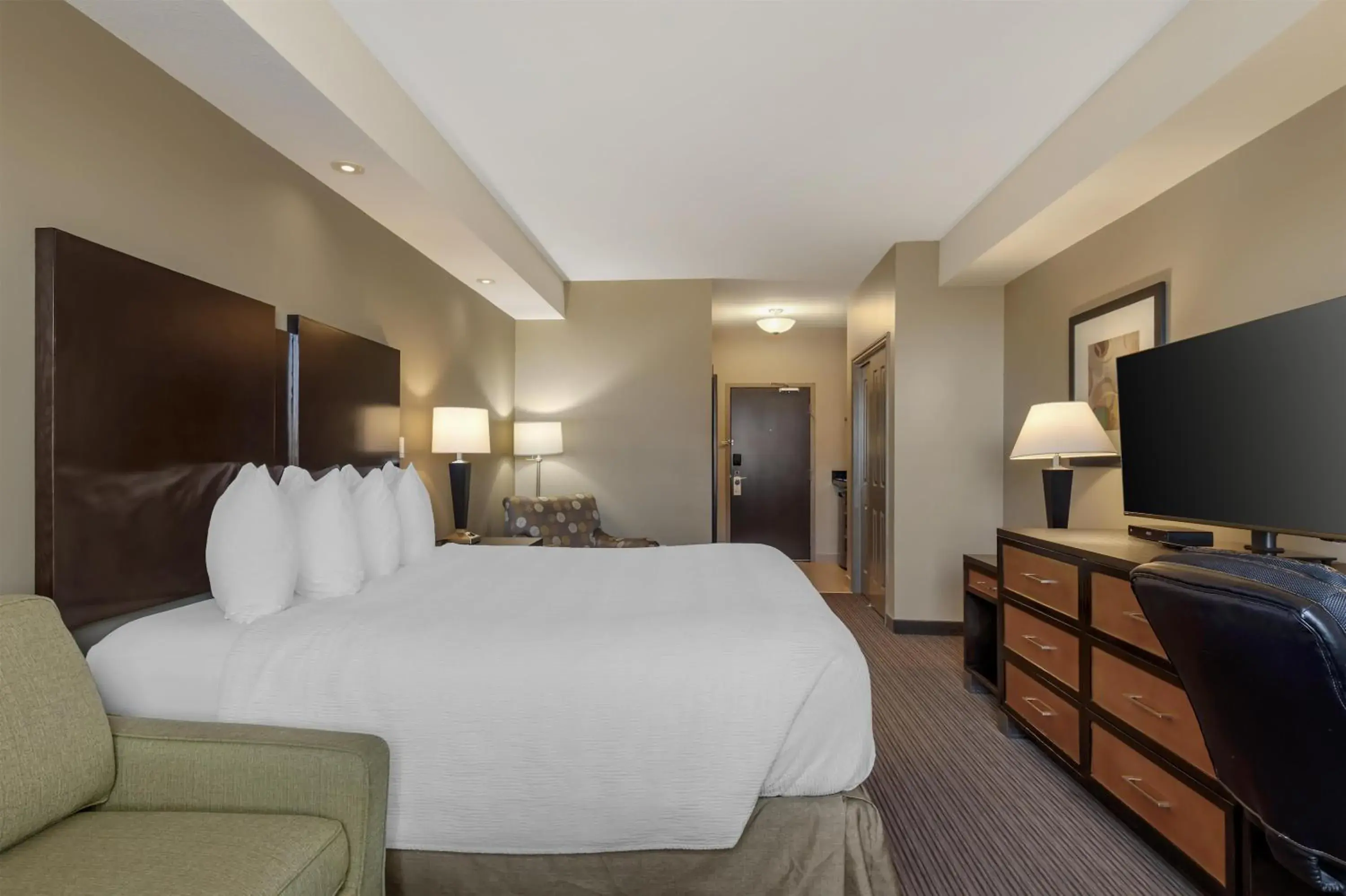 Bedroom, Bed in Best Western Plus Moose Jaw Bedroom, Bed in Best Western Plus Moose Jaw