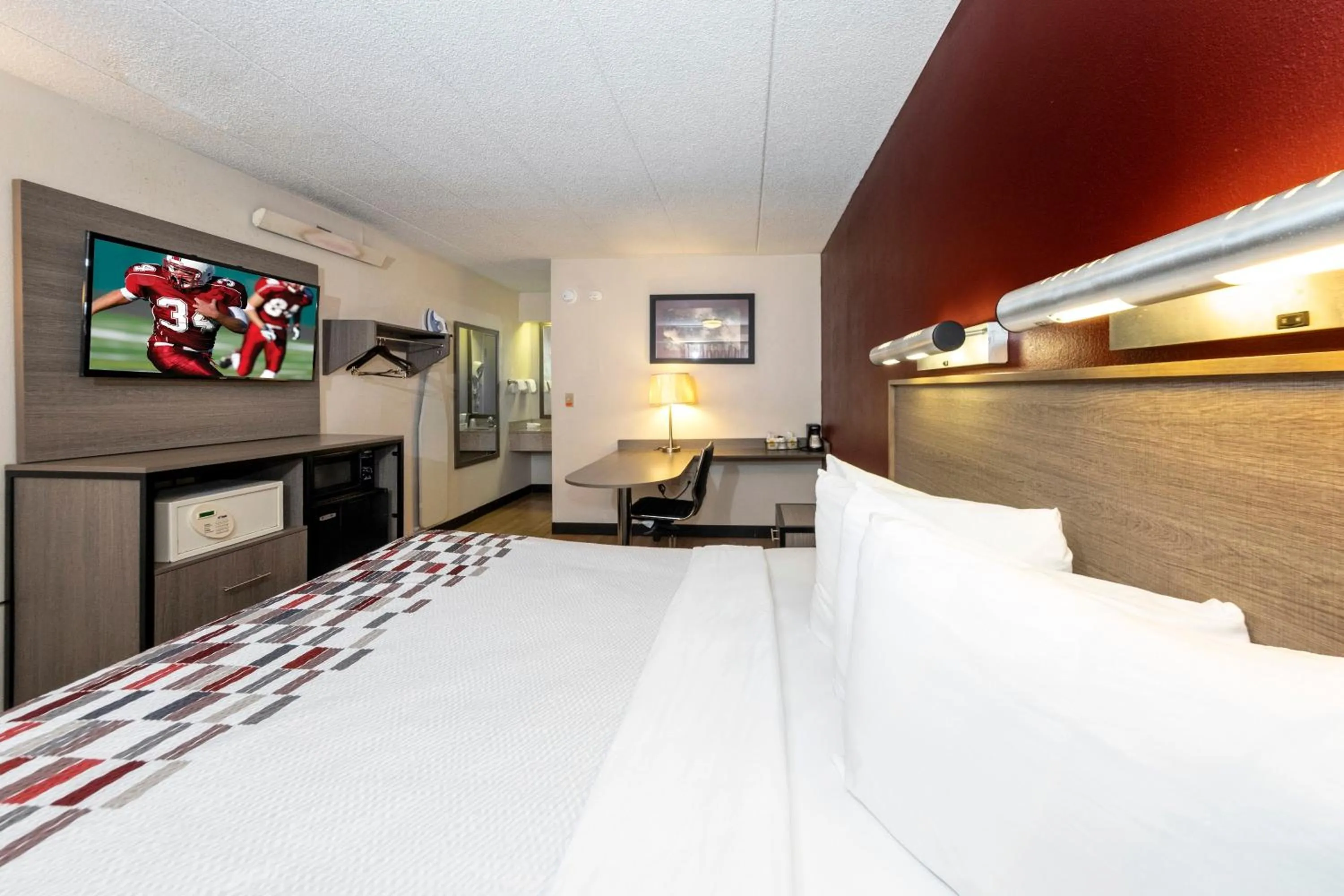 Photo of the whole room, Bed in Red Roof Inn Edison