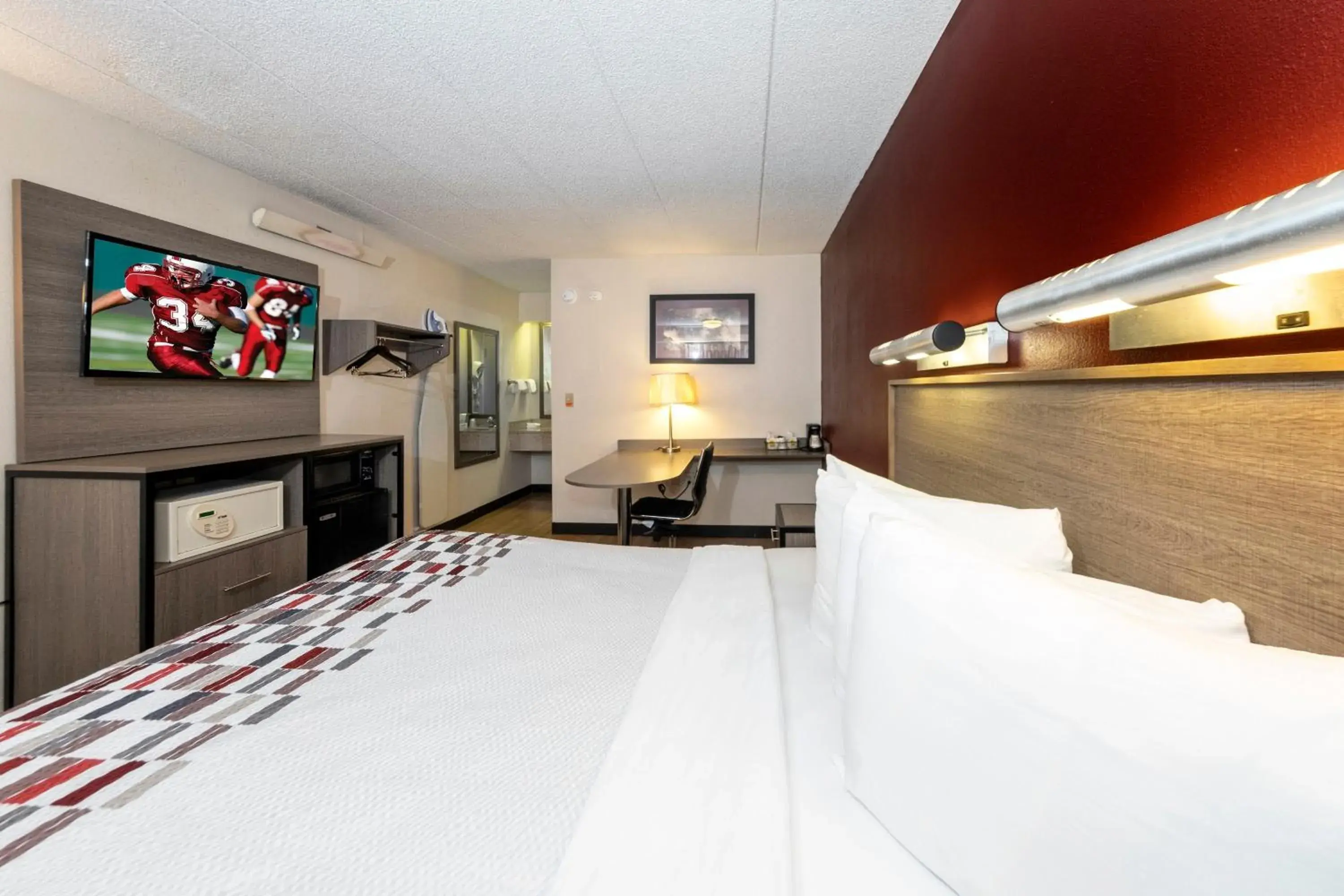 Photo of the whole room, Bed in Red Roof Inn Edison Photo of the whole room, Bed in Red Roof Inn Edison