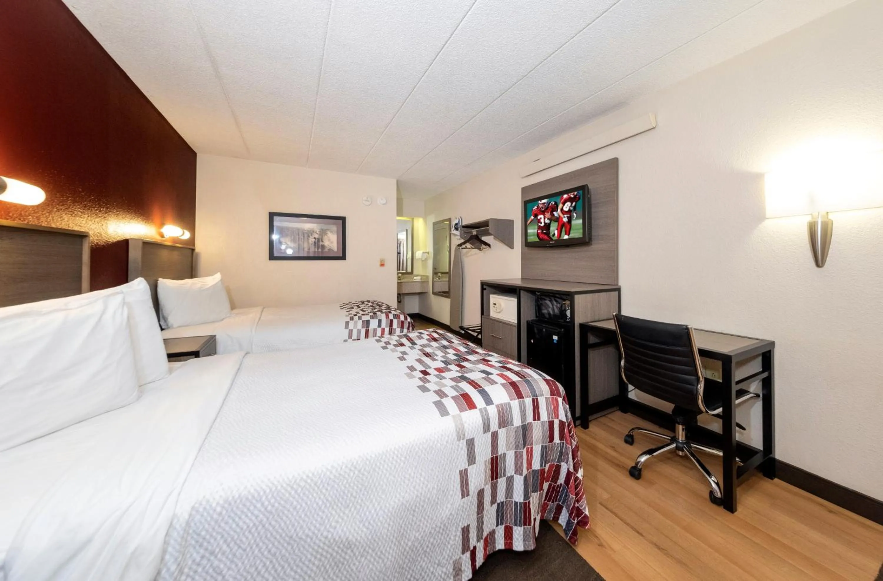 Bedroom, Bed in Red Roof Inn Edison