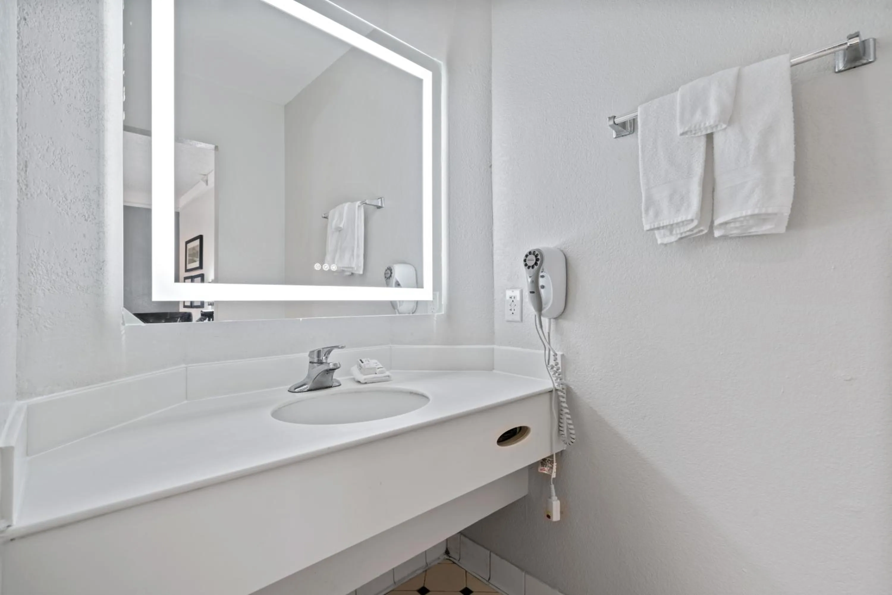 Bathroom in La Quinta Inn by Wyndham Corpus Christi North