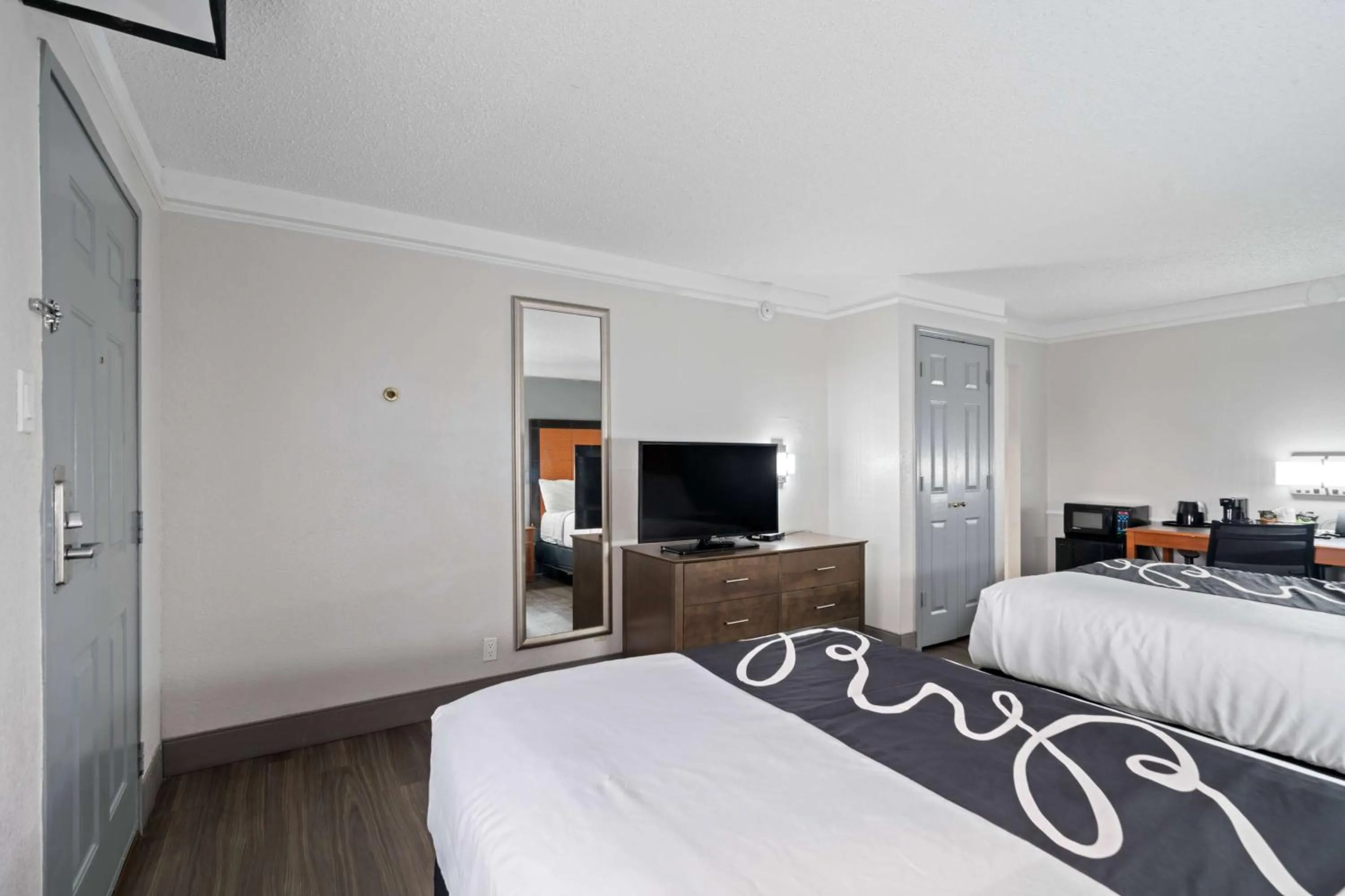 Photo of the whole room, Bed in La Quinta Inn by Wyndham Corpus Christi North