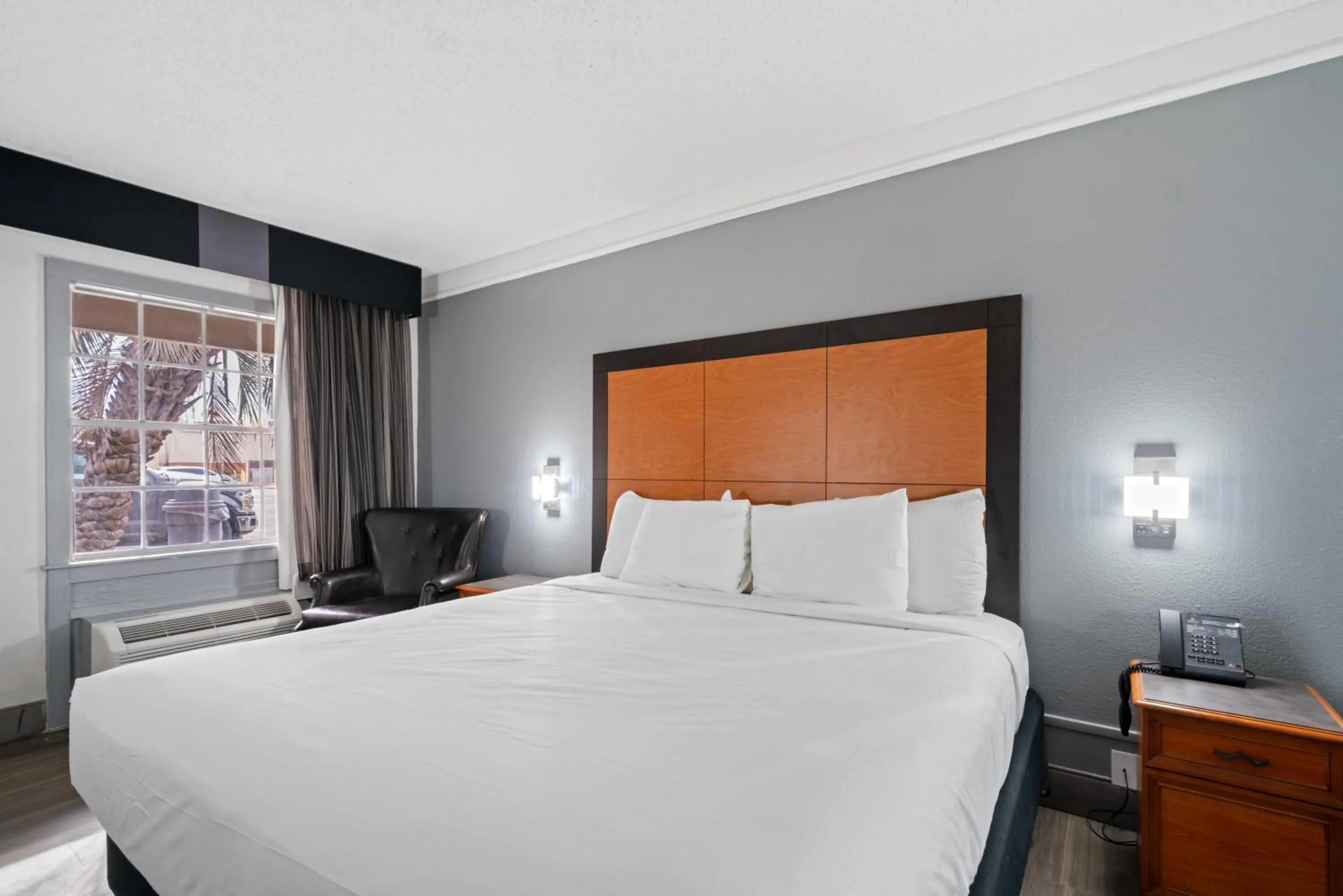 Bedroom, Bed in La Quinta Inn by Wyndham Corpus Christi North