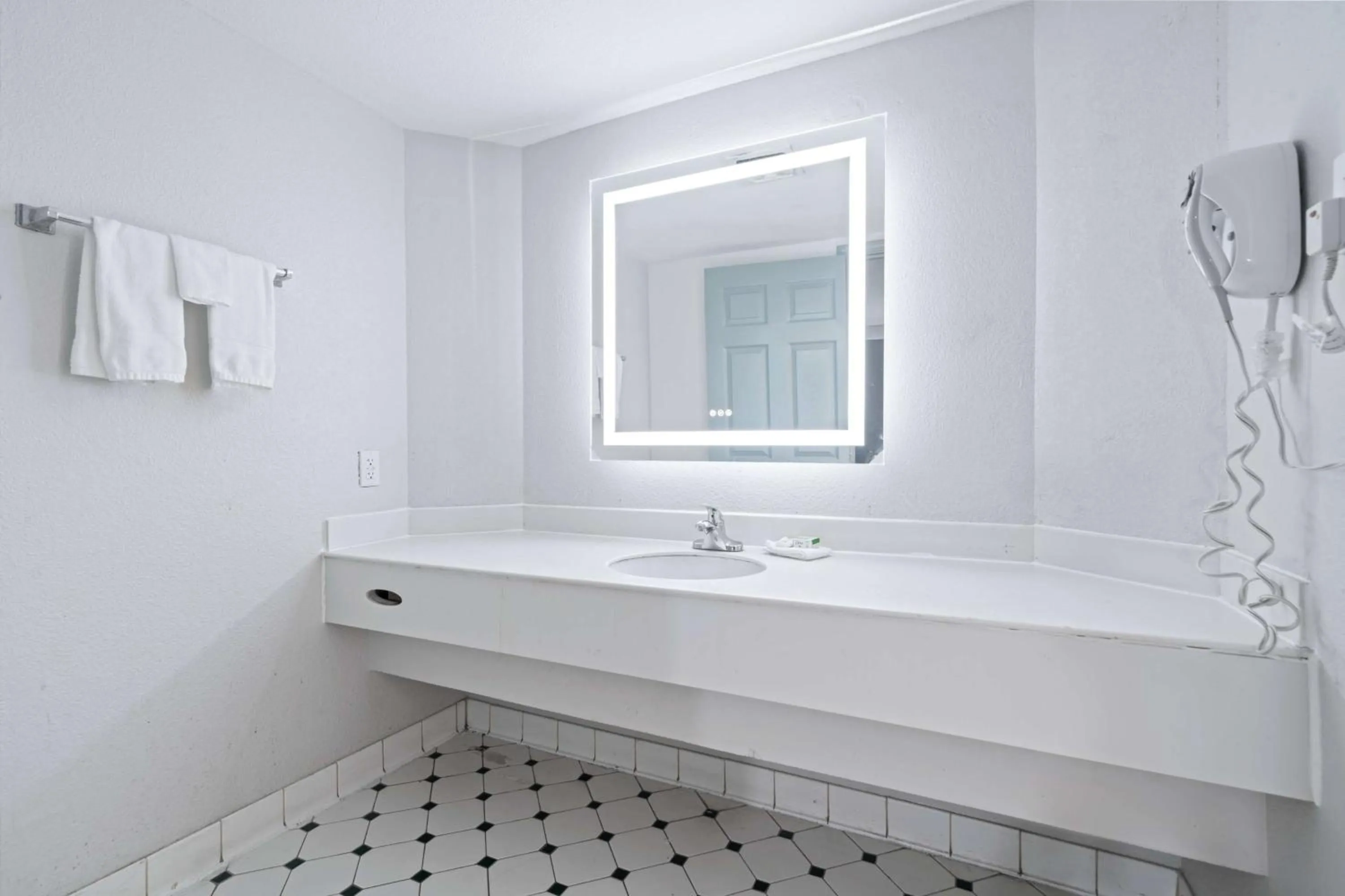 Bathroom in La Quinta Inn by Wyndham Corpus Christi North