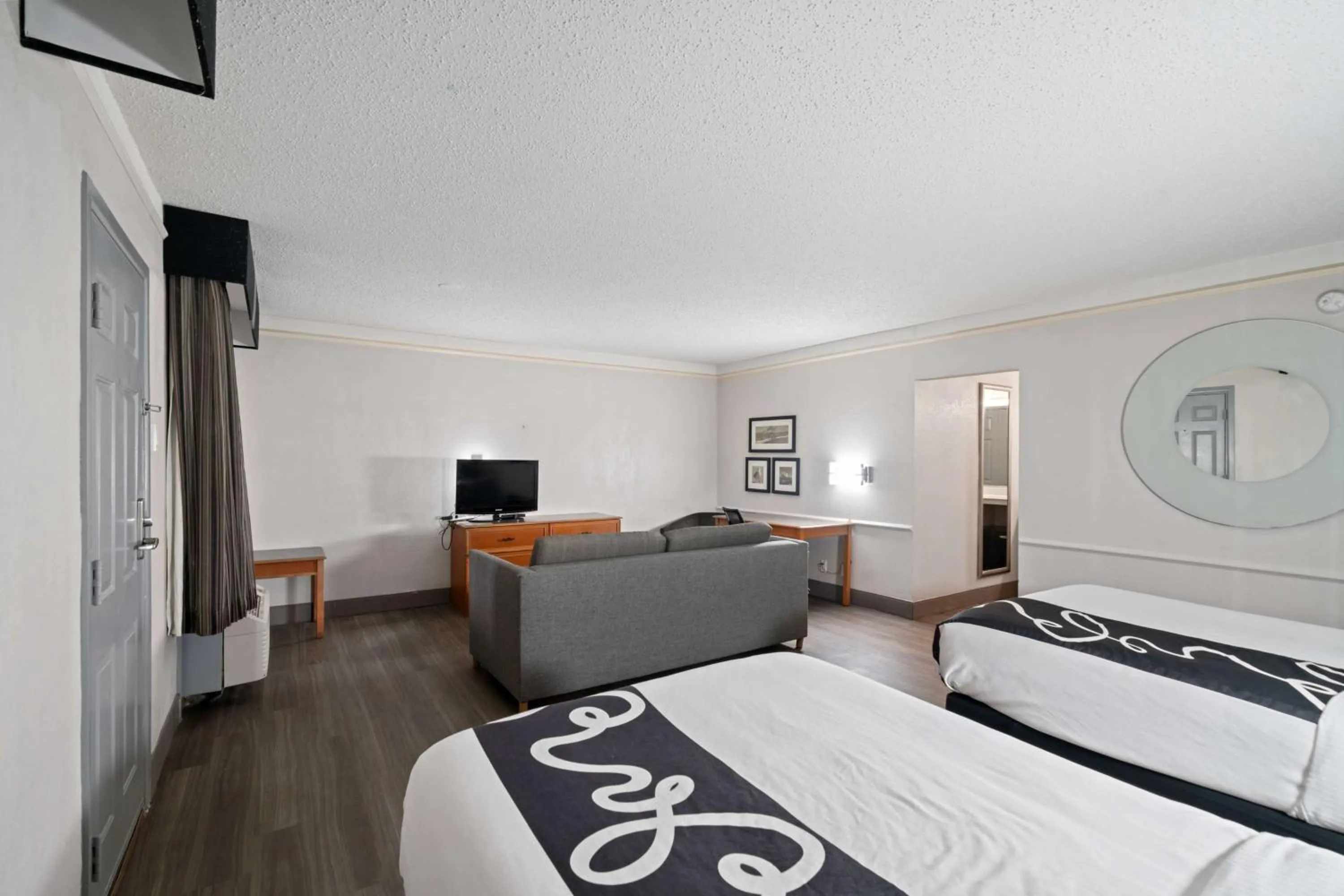 Photo of the whole room, Bed in La Quinta Inn by Wyndham Corpus Christi North