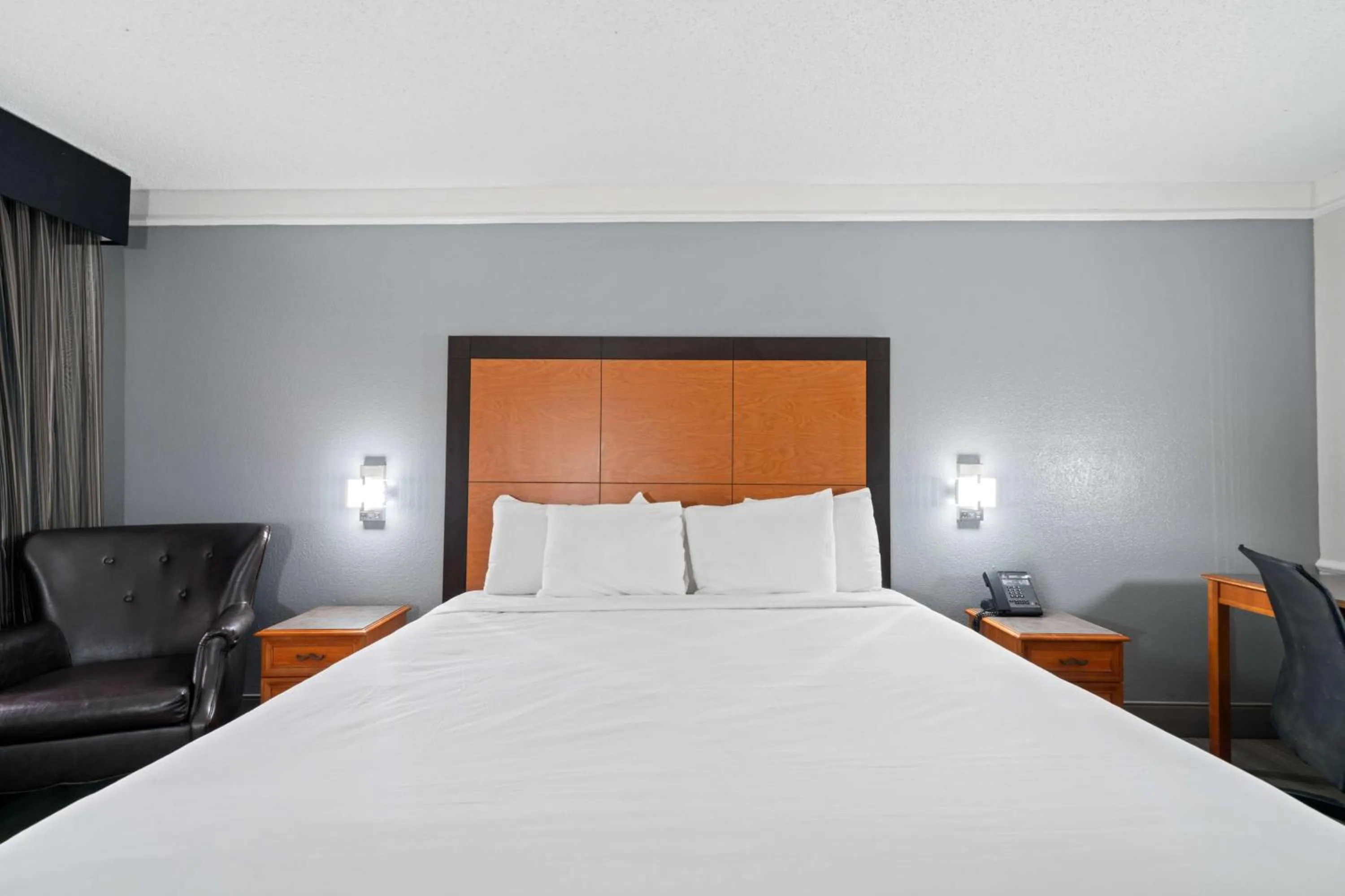 Photo of the whole room, Bed in La Quinta Inn by Wyndham Corpus Christi North