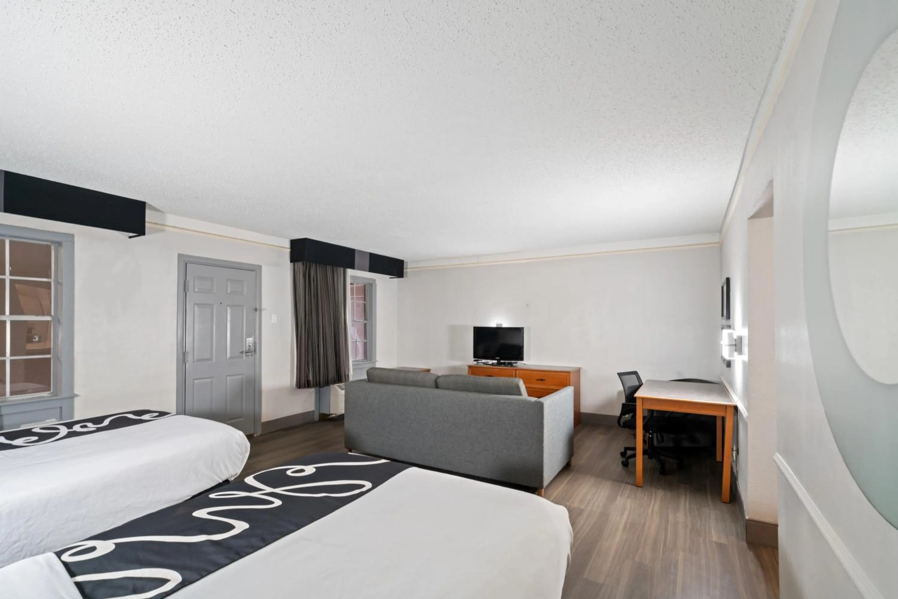 Living room, Bed in La Quinta Inn by Wyndham Corpus Christi North