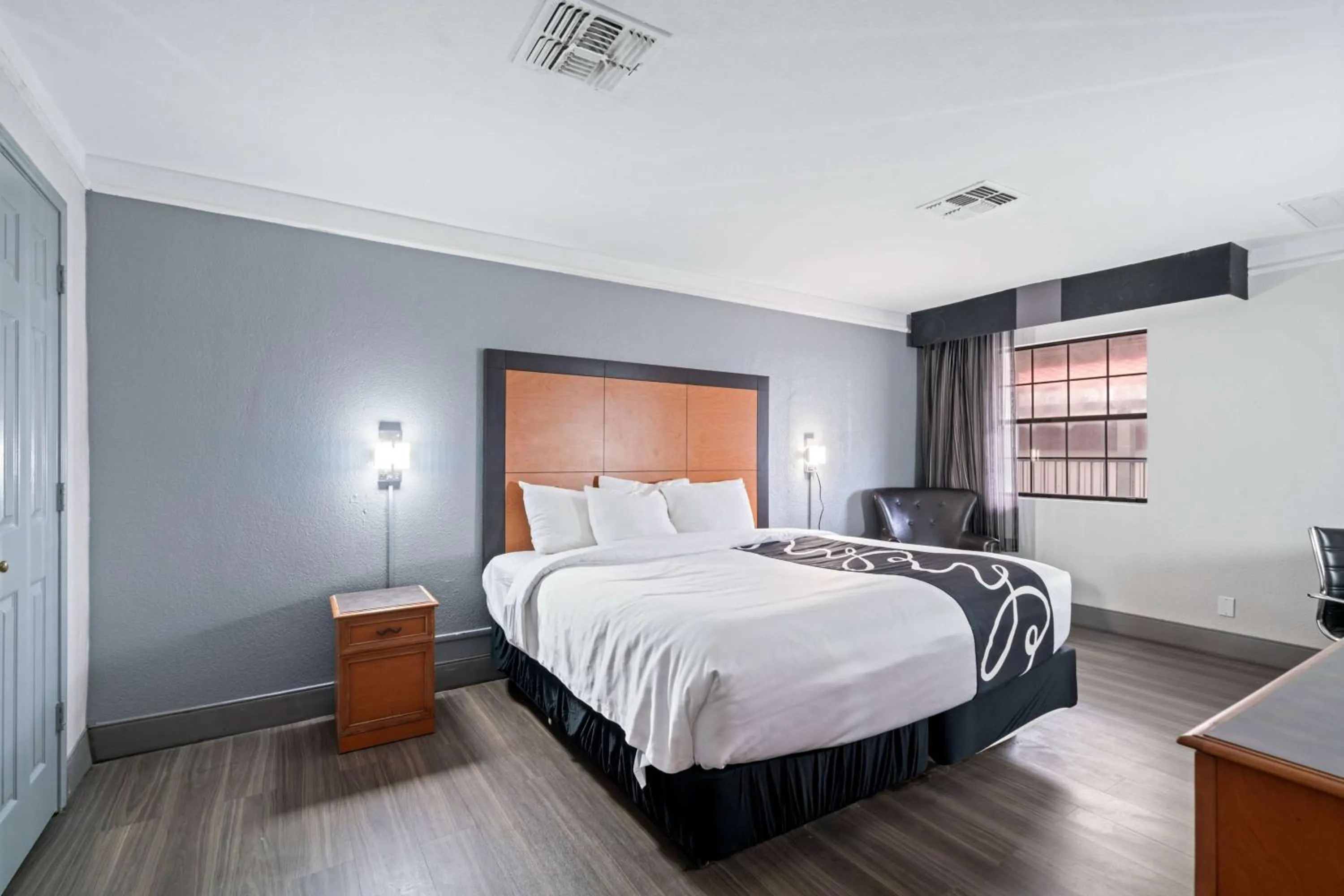 Photo of the whole room, Bed in La Quinta Inn by Wyndham Corpus Christi North