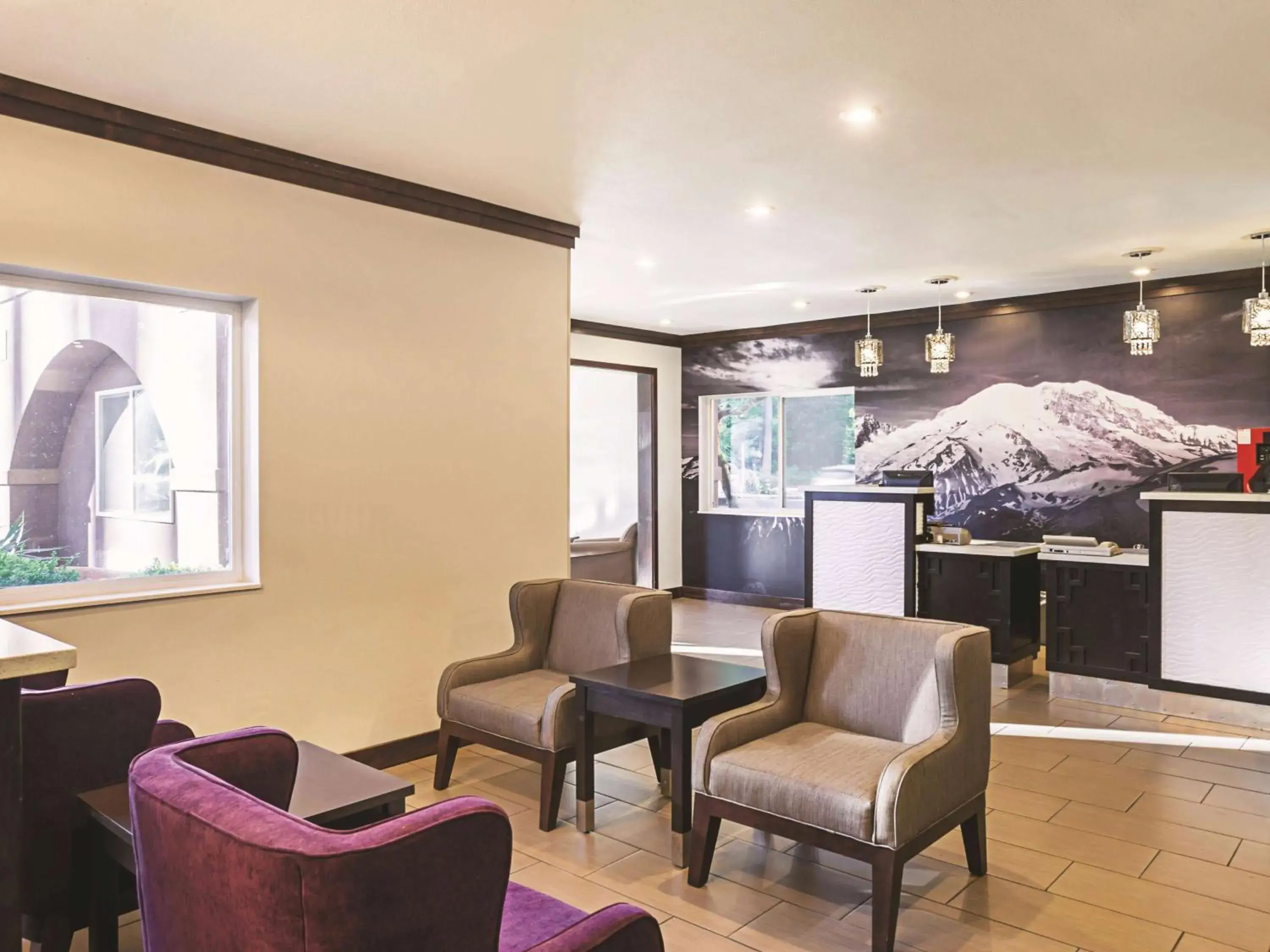 Lobby or reception in La Quinta Inn by Wyndham Olympia - Lacey Lobby or reception in La Quinta Inn by Wyndham Olympia - Lacey