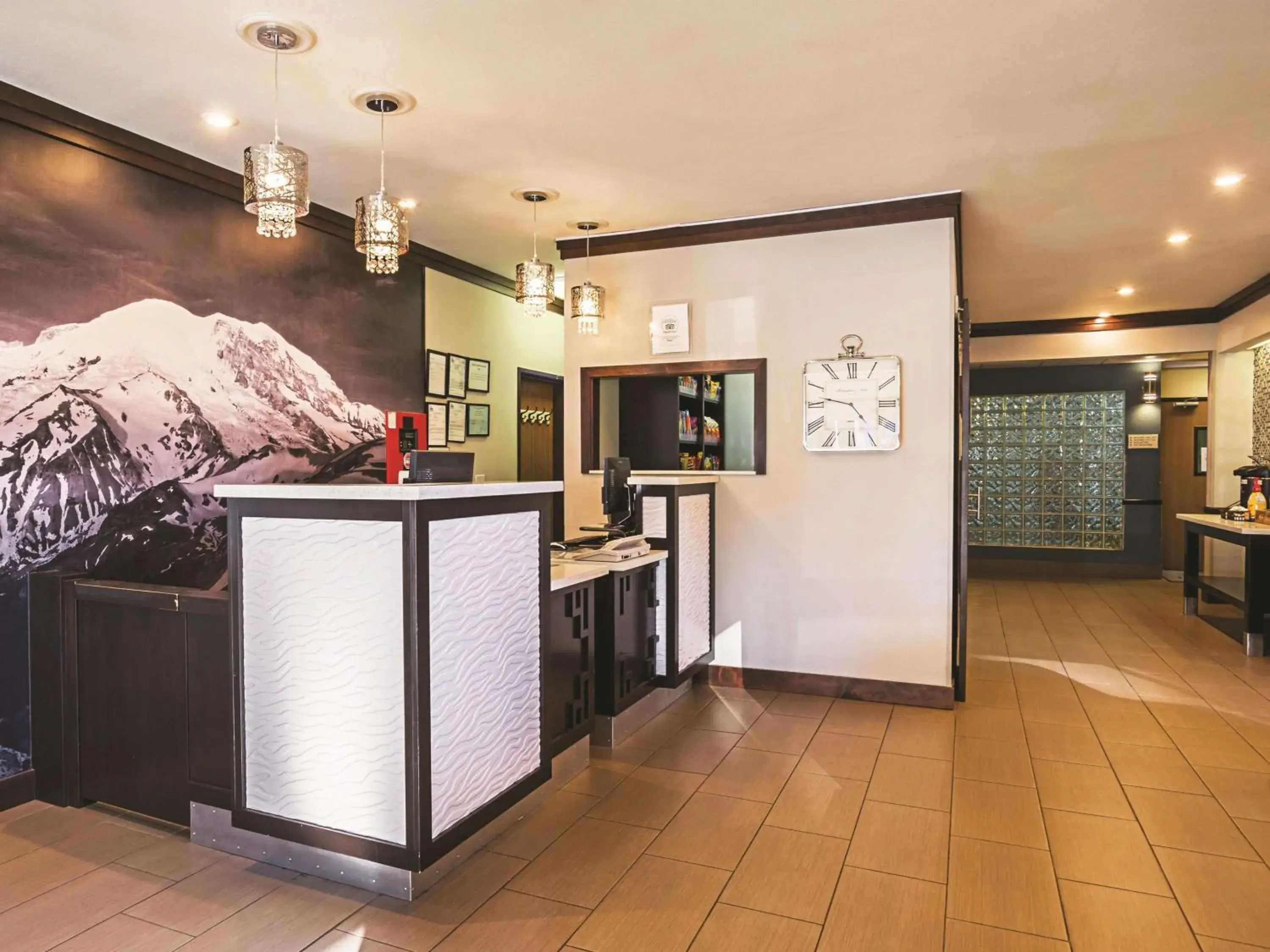 Lobby or reception in La Quinta Inn by Wyndham Olympia - Lacey Lobby or reception in La Quinta Inn by Wyndham Olympia - Lacey