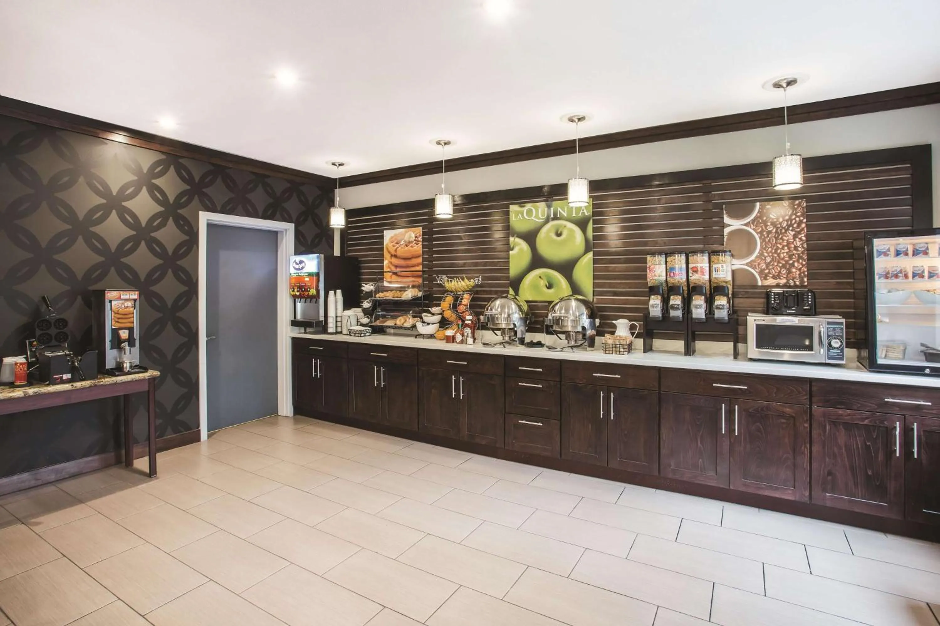 Restaurant/places to eat in La Quinta Inn by Wyndham Olympia - Lacey