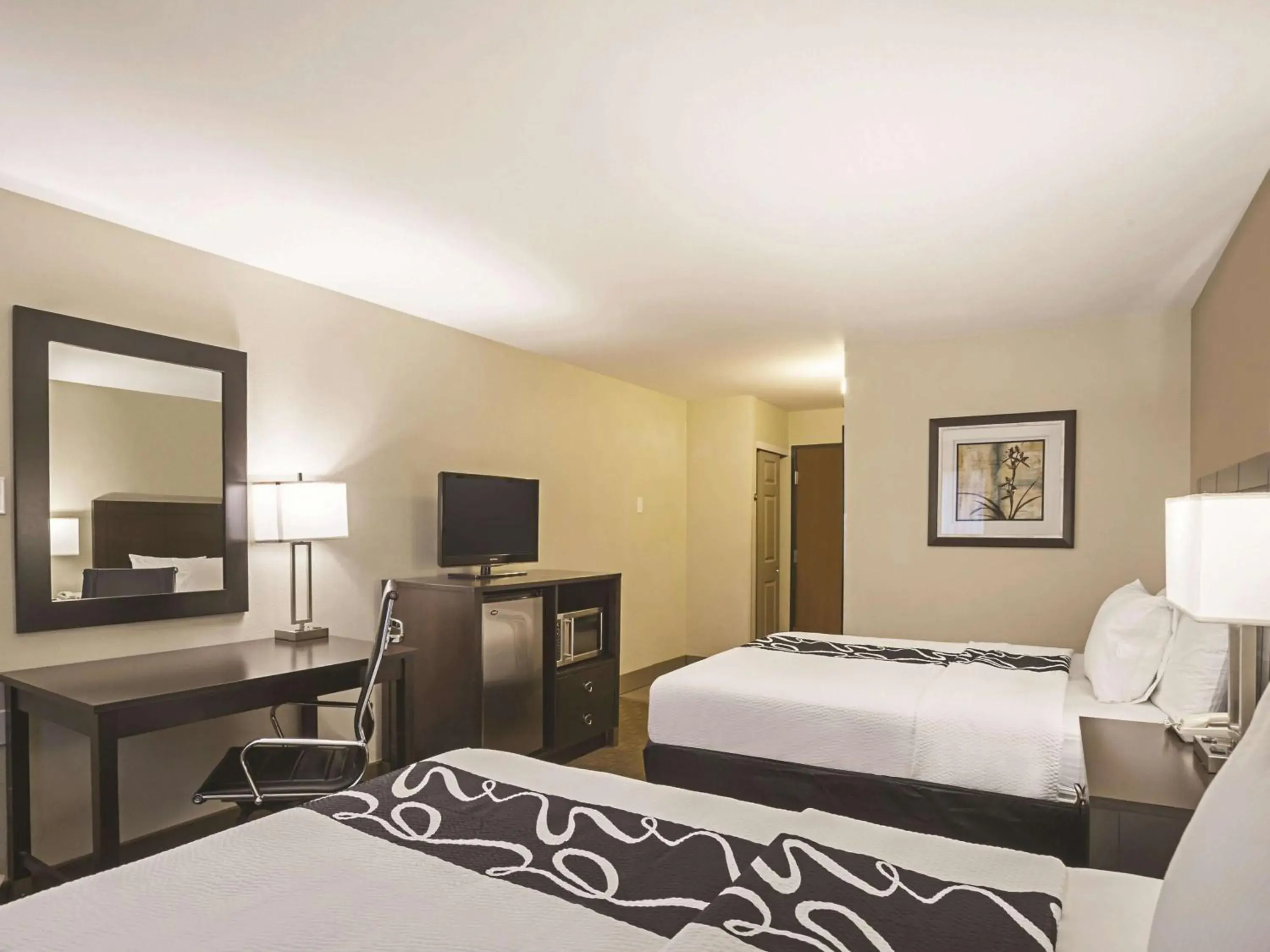 Queen Room with Two Queen Beds - Mobility Access in La Quinta Inn by Wyndham Olympia - Lacey Queen Room with Two Queen Beds - Mobility Access in La Quinta Inn by Wyndham Olympia - Lacey