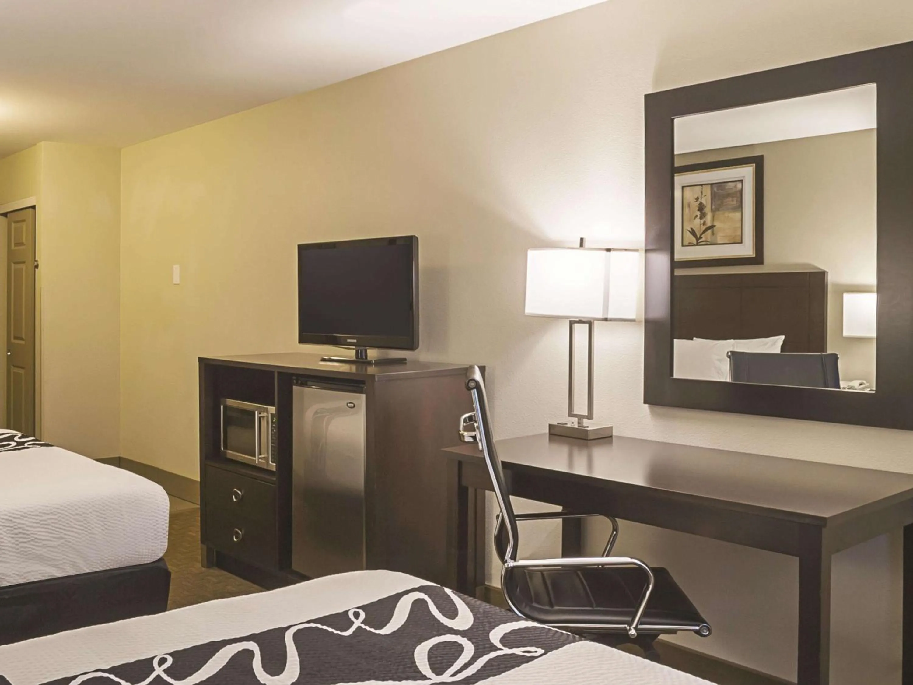 Photo of the whole room, Bed in La Quinta Inn by Wyndham Olympia - Lacey