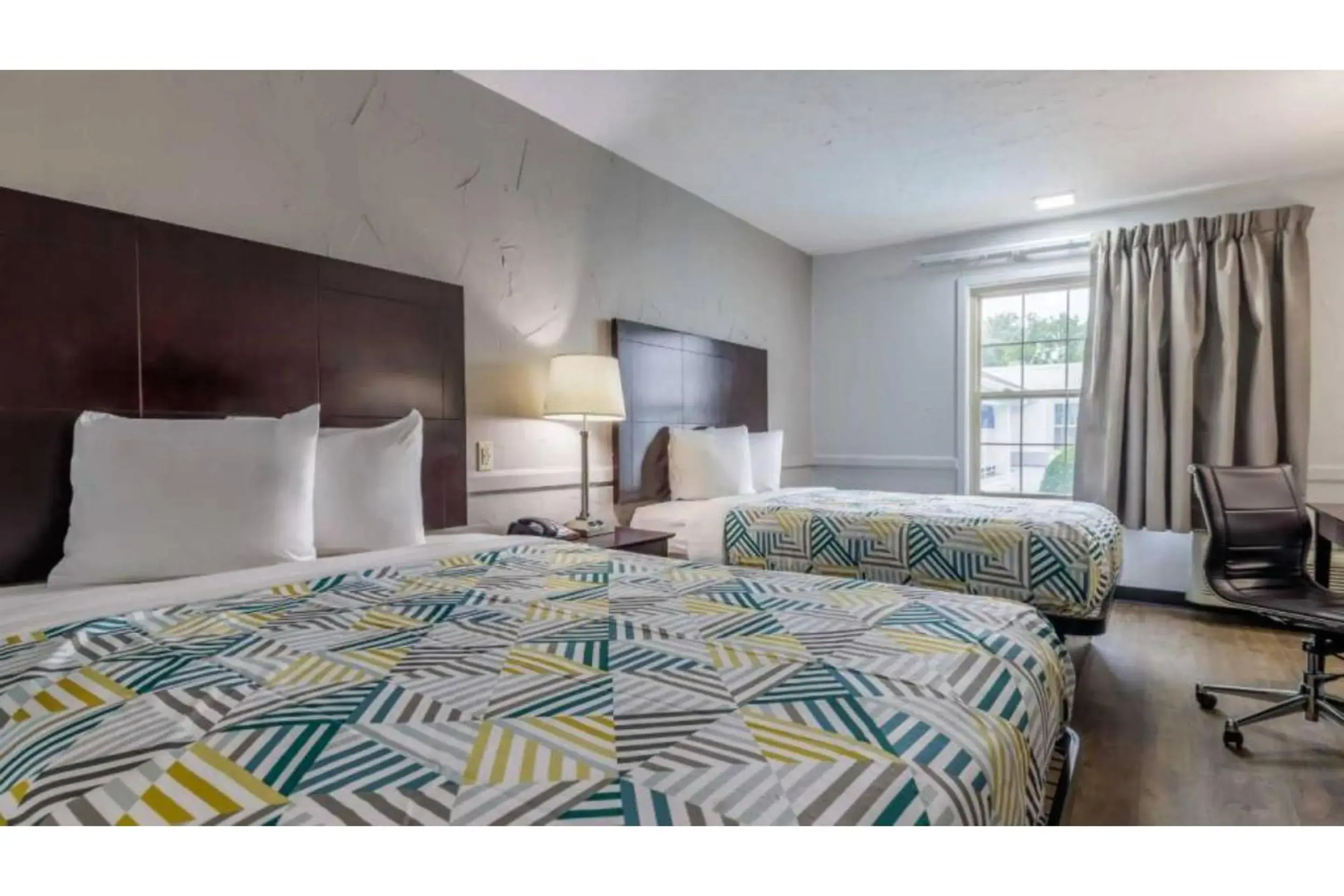 Queen Room with Two Queen Beds - Non-Smoking in Motel 6 Dallas TX Downtown Queen Room with Two Queen Beds - Non-Smoking in Motel 6 Dallas TX Downtown