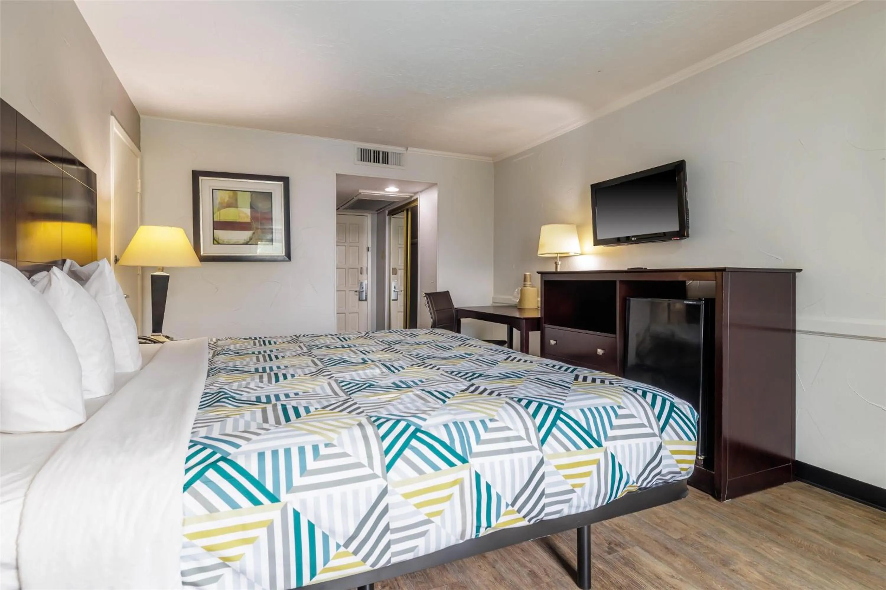 Bedroom, Bed in Motel 6 Dallas TX Downtown