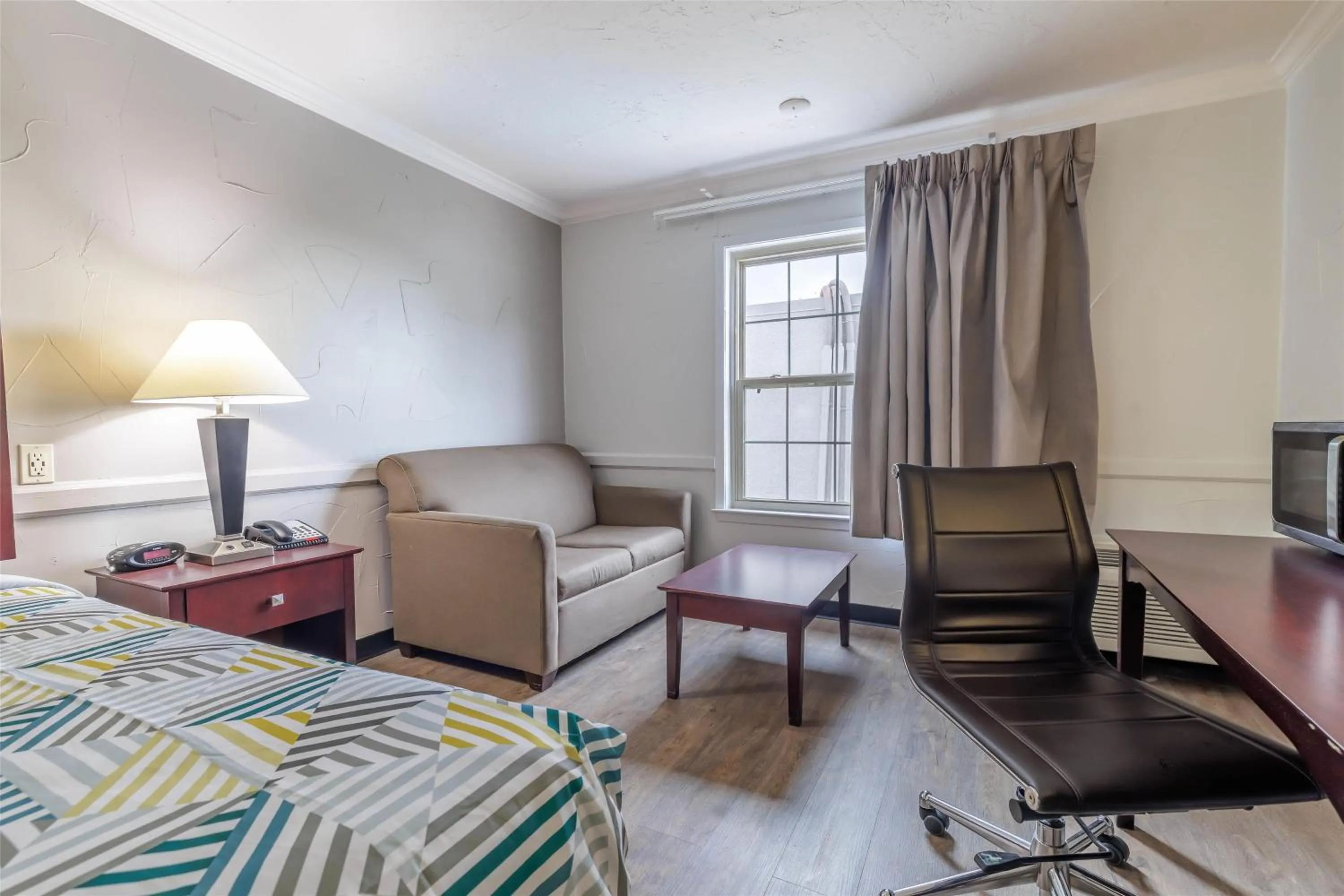 Bedroom, Bed in Motel 6 Dallas TX Downtown