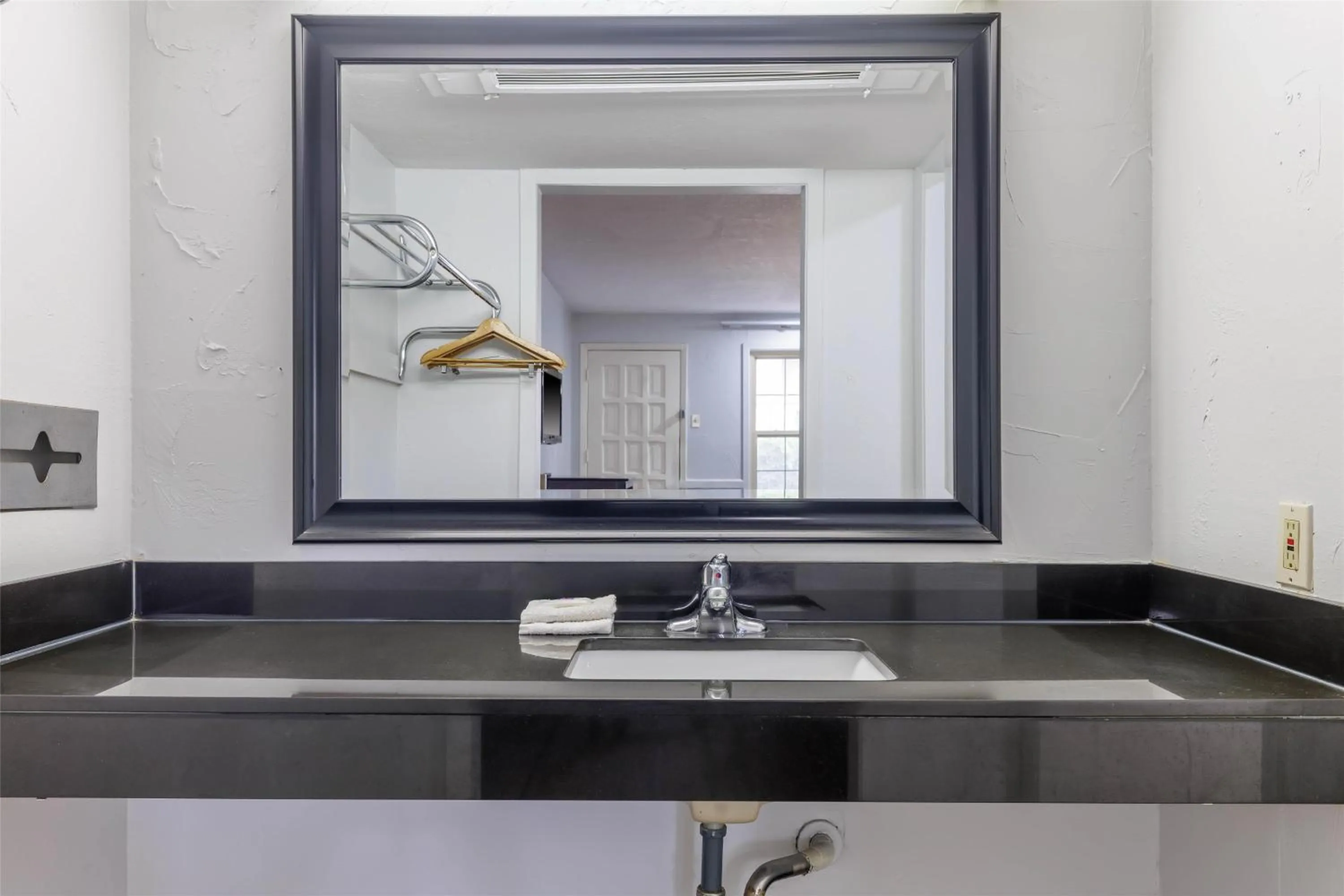 Bedroom in Motel 6 Dallas TX Downtown