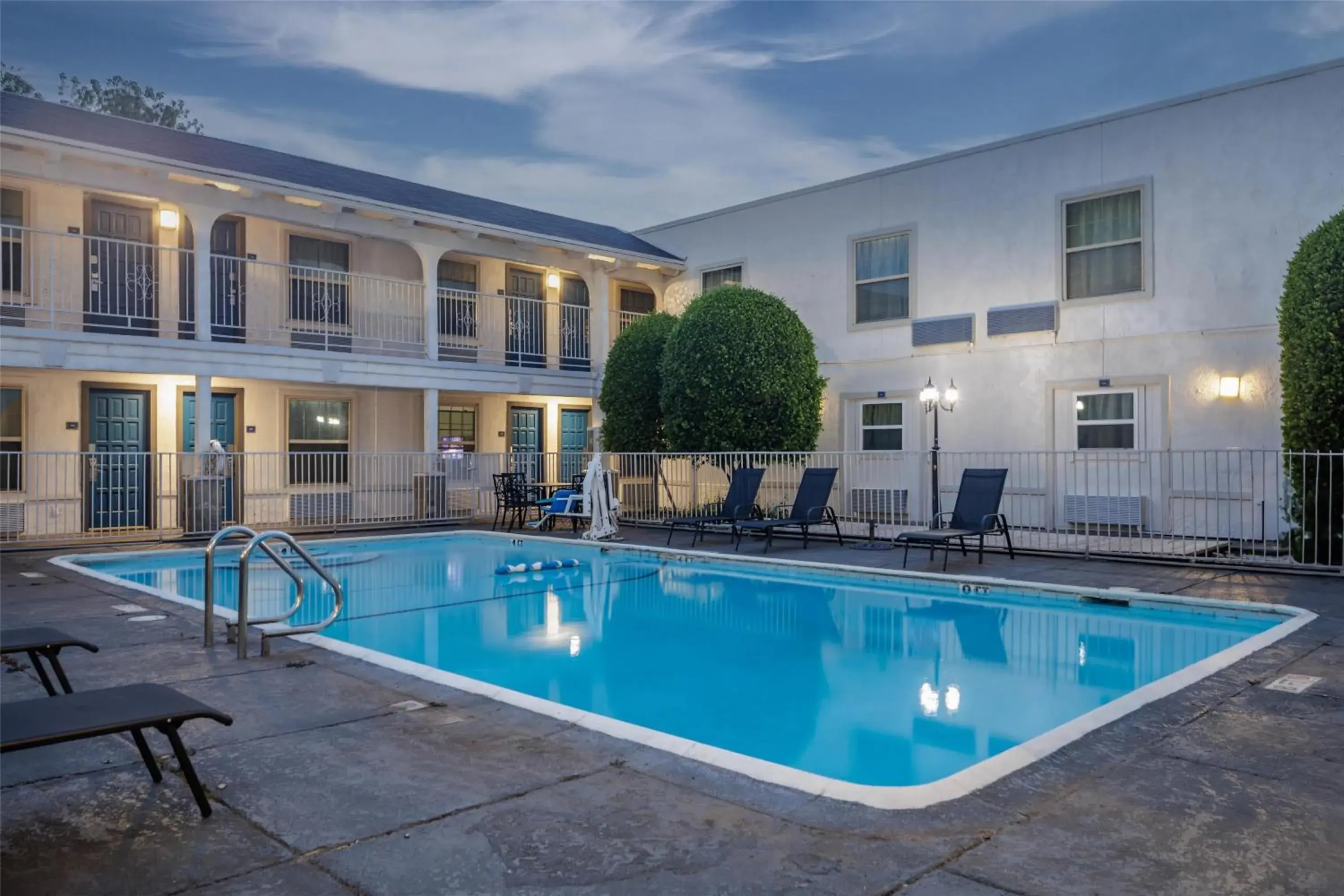 Pool view in Motel 6 Dallas TX Downtown Pool view in Motel 6 Dallas TX Downtown