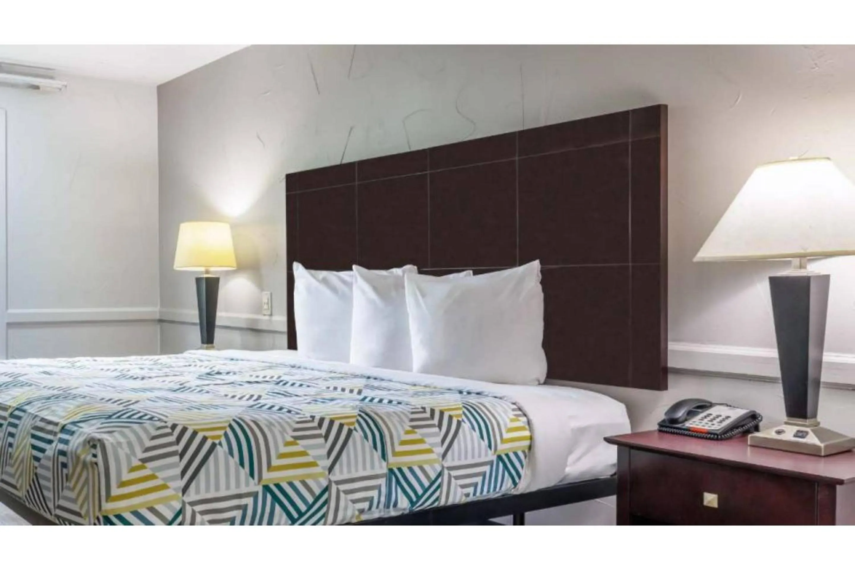 Bedroom, Bed in Motel 6 Dallas TX Downtown