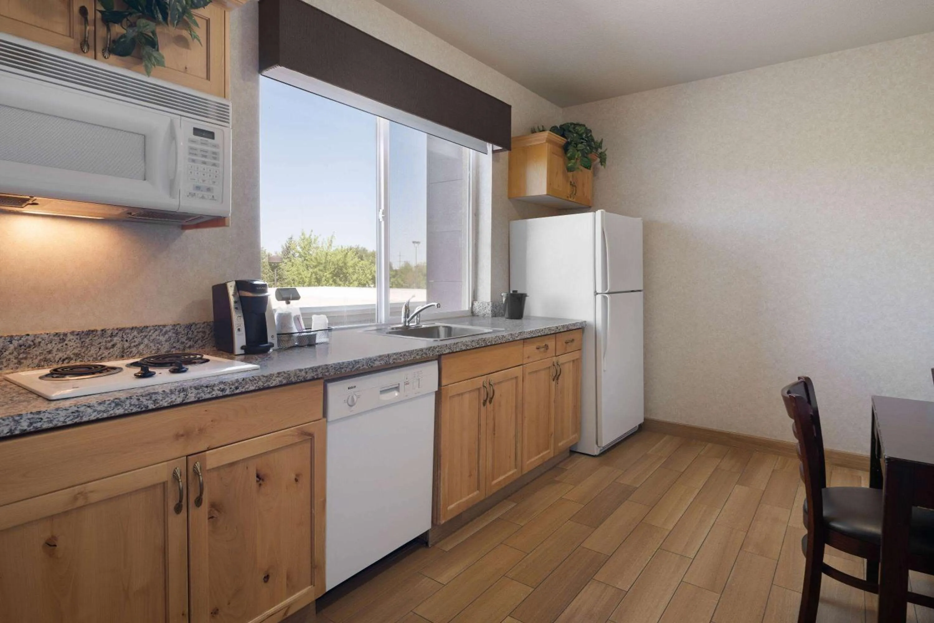 Kitchen or kitchenette in La Quinta by Wyndham Idaho Falls/Ammon
