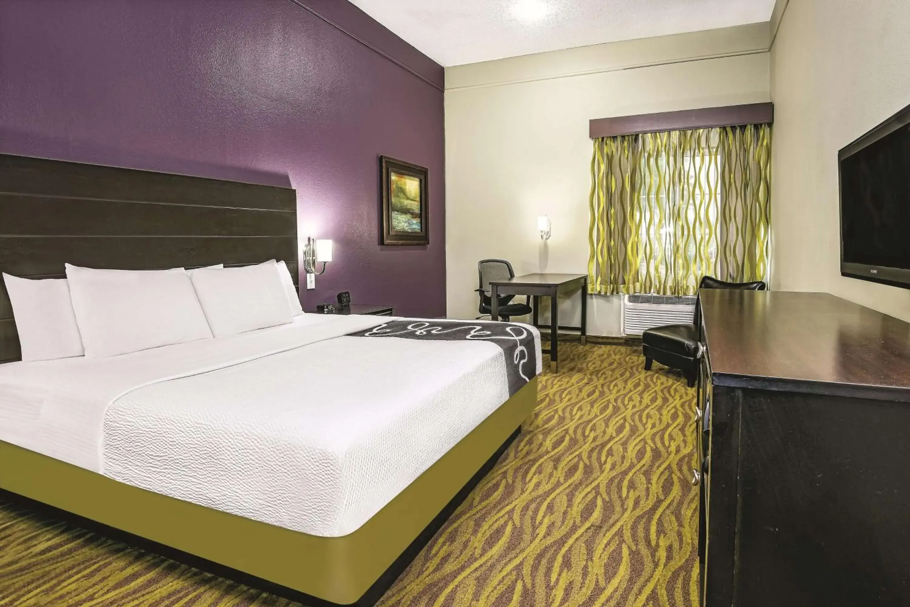 King Room with Roll-In Shower - Mobility/Hearing Accessible - Non-Smoking in La Quinta by Wyndham Laredo Airport King Room with Roll-In Shower - Mobility/Hearing Accessible - Non-Smoking in La Quinta by Wyndham Laredo Airport
