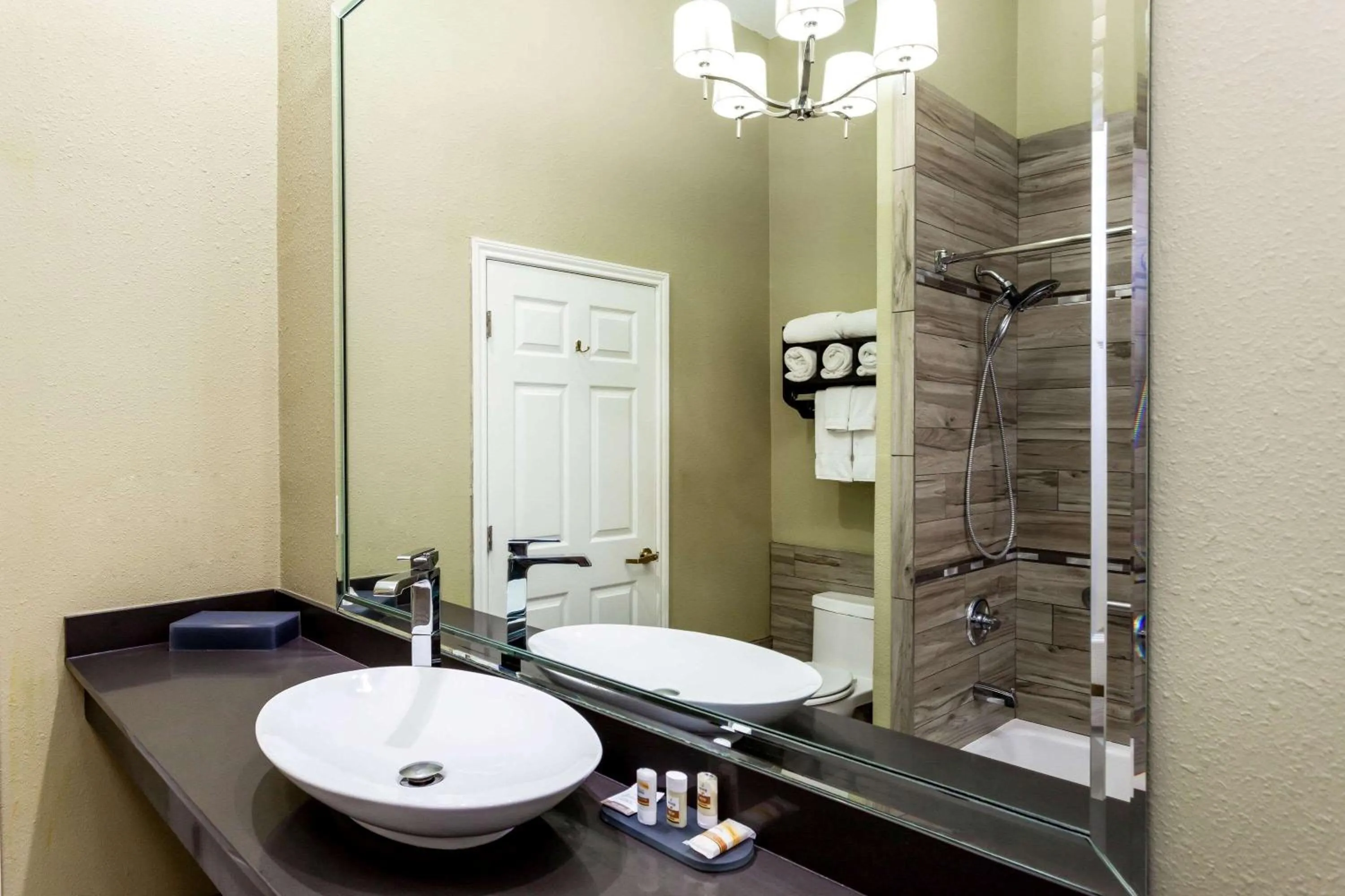 Bathroom in La Quinta by Wyndham Laredo Airport