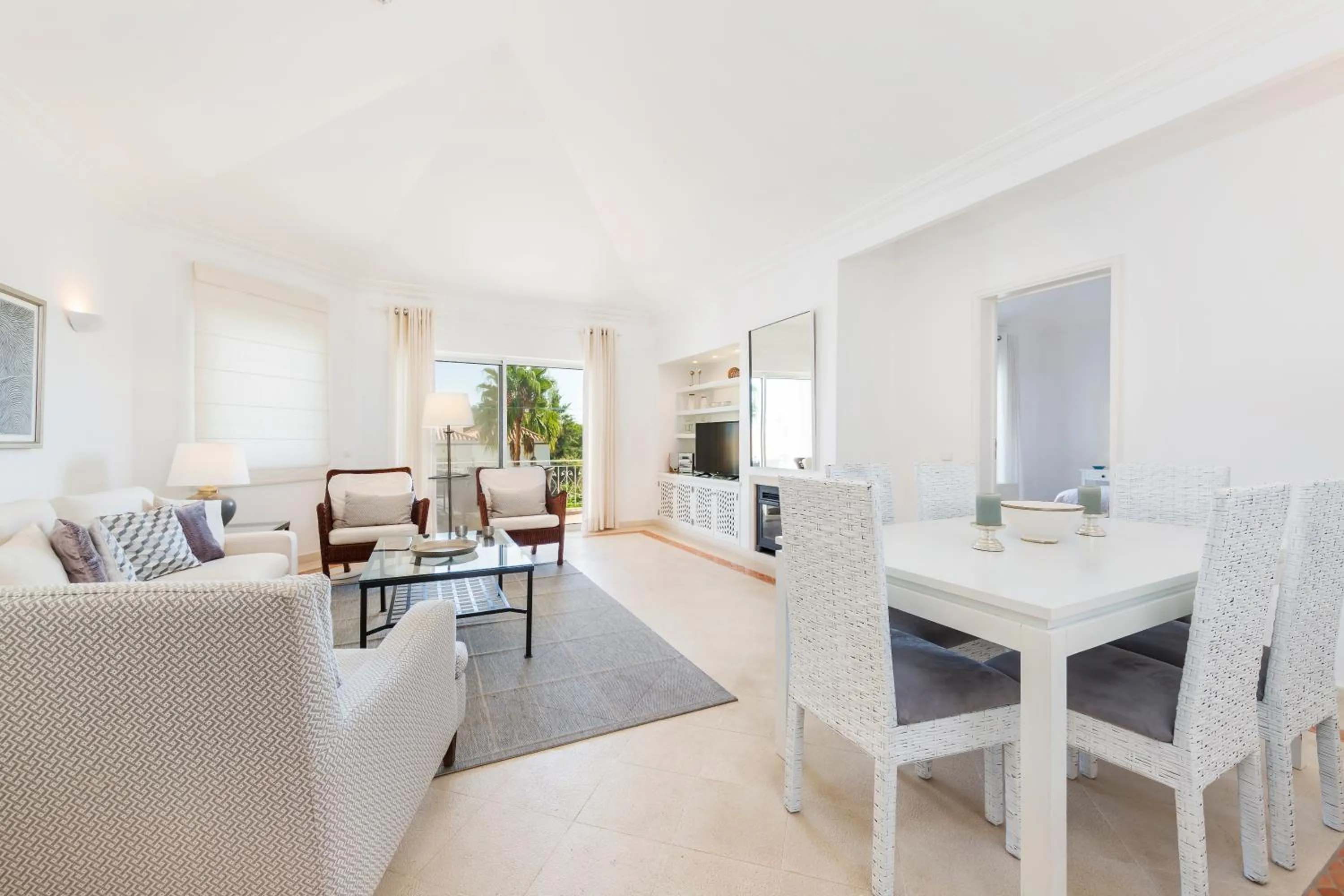 Communal lounge/ TV room in Encosta Do Lago Resort Club