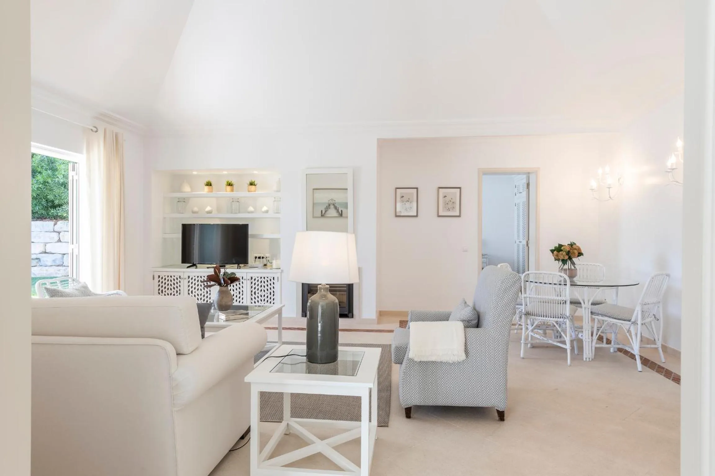 Communal lounge/ TV room in Encosta Do Lago Resort Club