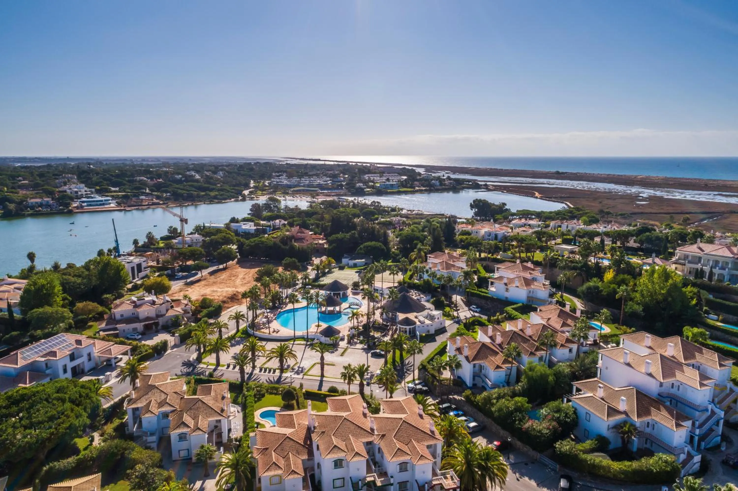 Property building in Encosta Do Lago Resort Club