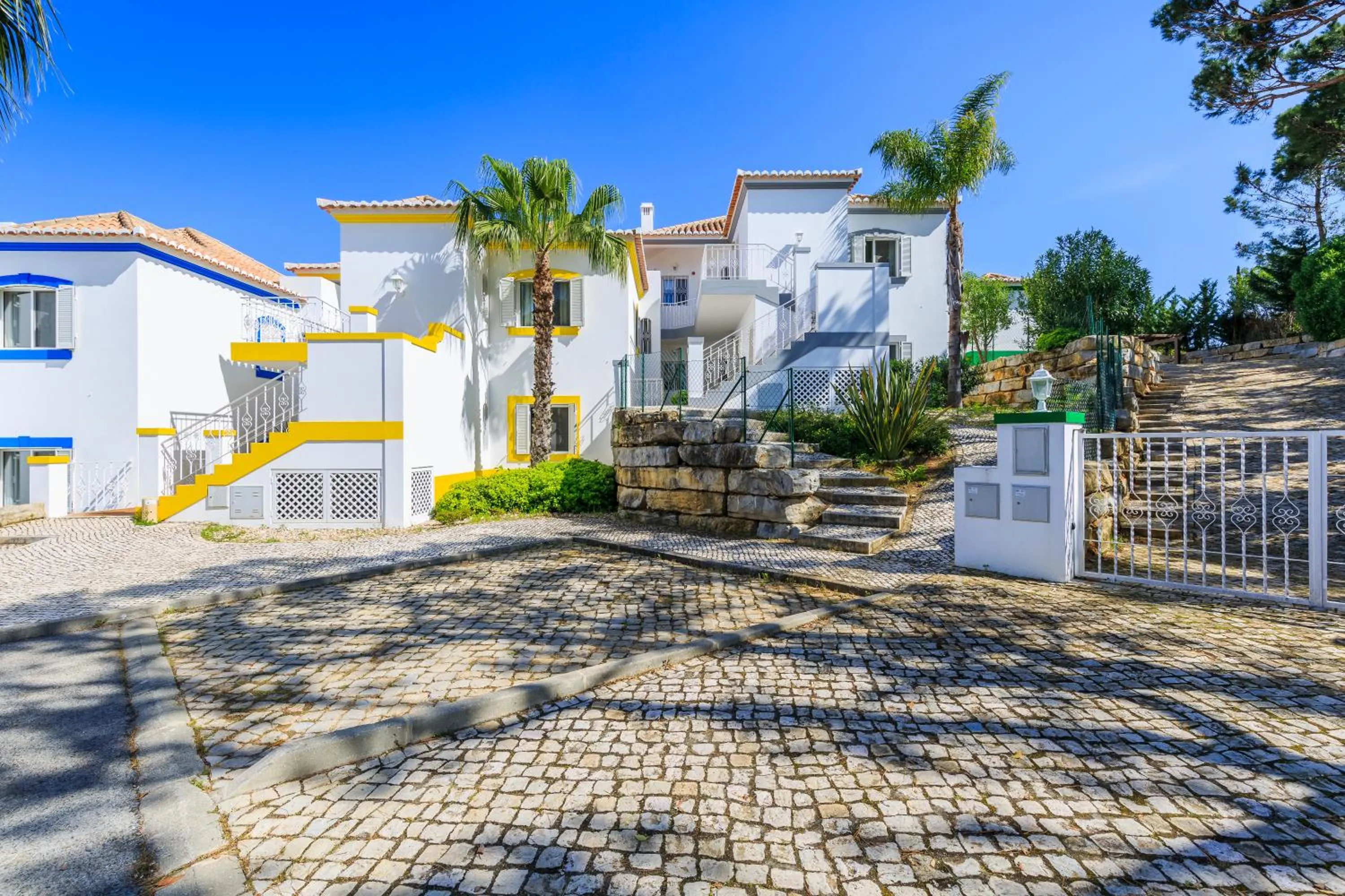 Property building in Encosta Do Lago Resort Club