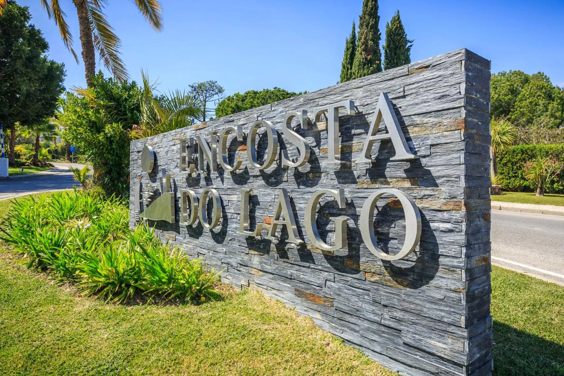 Facade/entrance in Encosta Do Lago Resort Club
