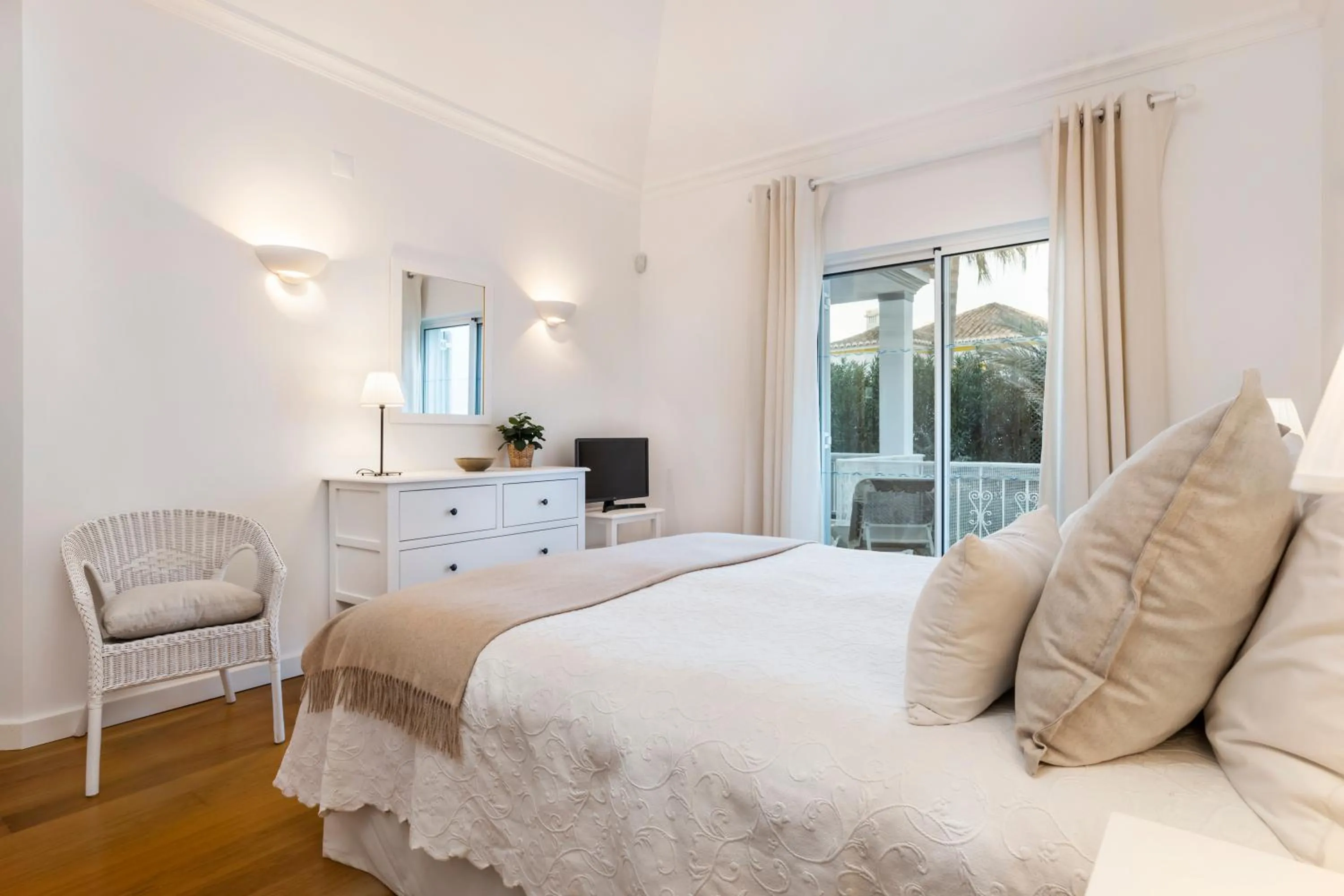 Photo of the whole room, Bed in Encosta Do Lago Resort Club