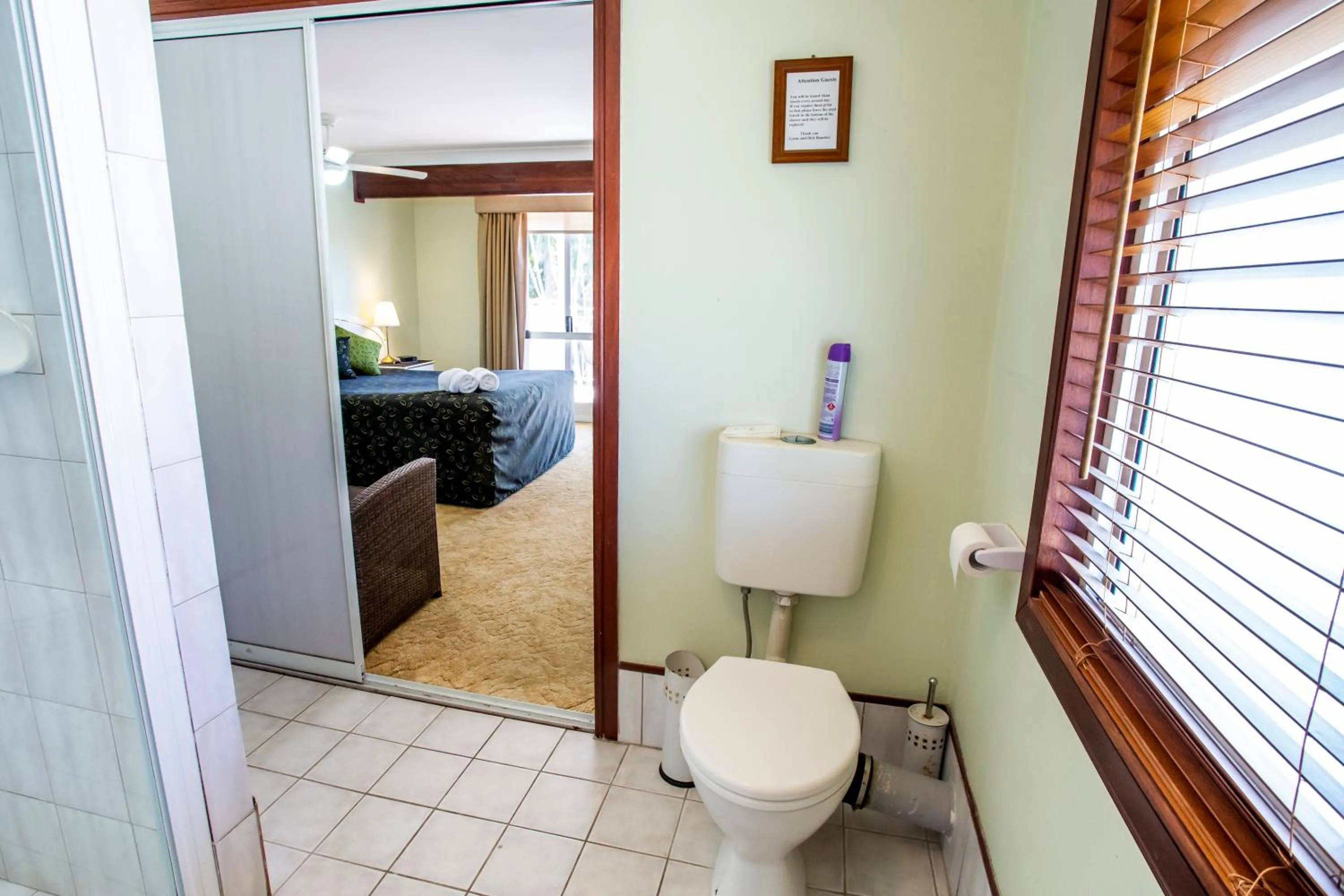 Bathroom, Bed in Ainslie Manor Guest House