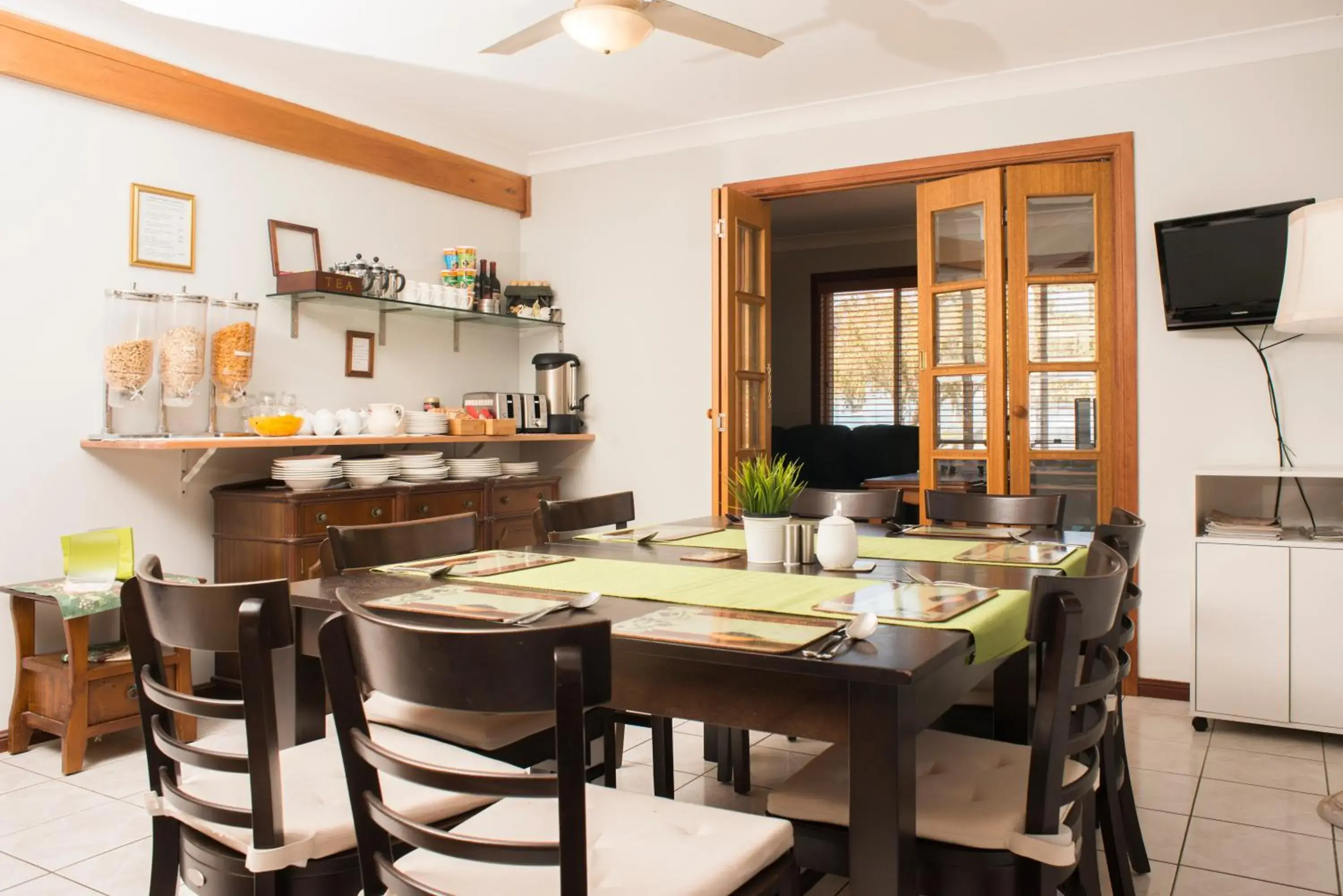 Restaurant/places to eat in Ainslie Manor Guest House Restaurant/places to eat in Ainslie Manor Guest House