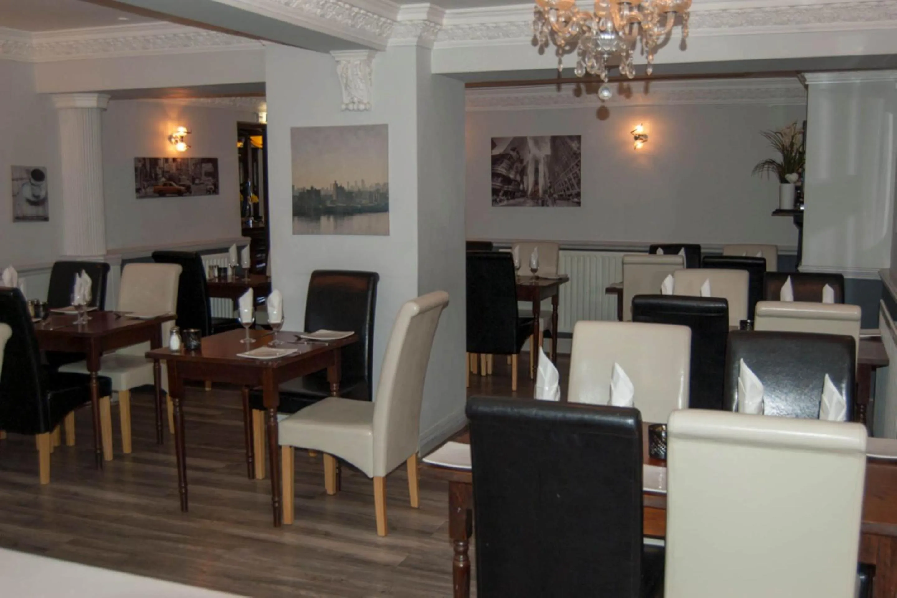 Restaurant/places to eat in OYO La Spada Boutique Hotel