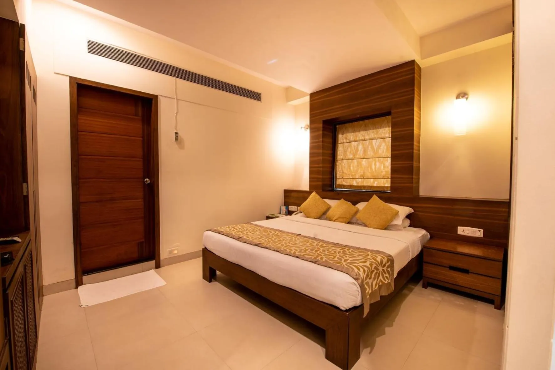 Bedroom, Bed in La-Paz Gardens Beacon Hotel - Vasco da Gama Goa