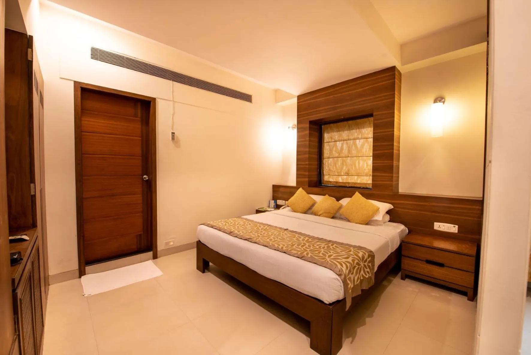 Bedroom, Bed in La-Paz Gardens Beacon Hotel - Vasco da Gama Goa