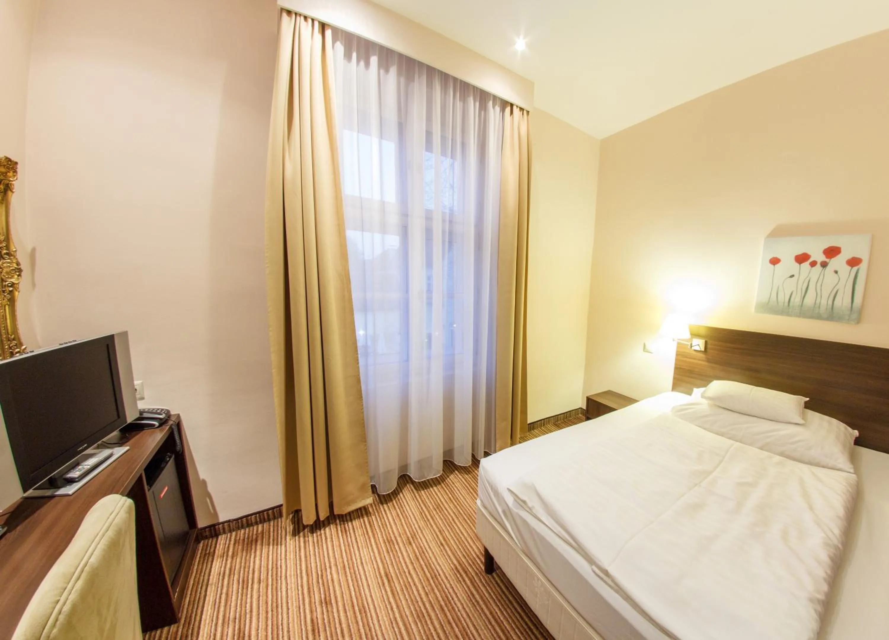 Photo of the whole room, Bed in Hotel Kristály Imperial