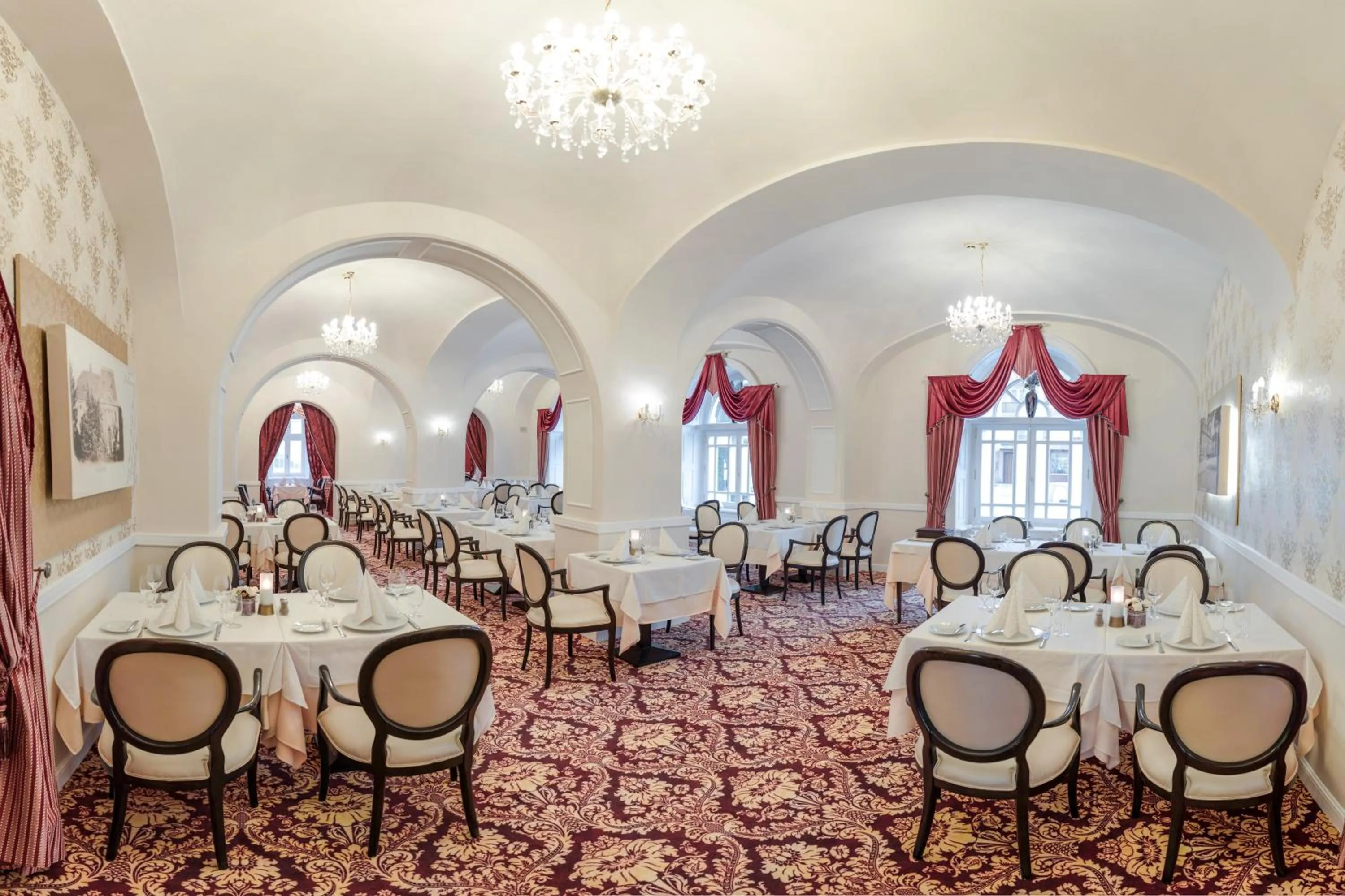 Restaurant/places to eat in Hotel Kristály Imperial