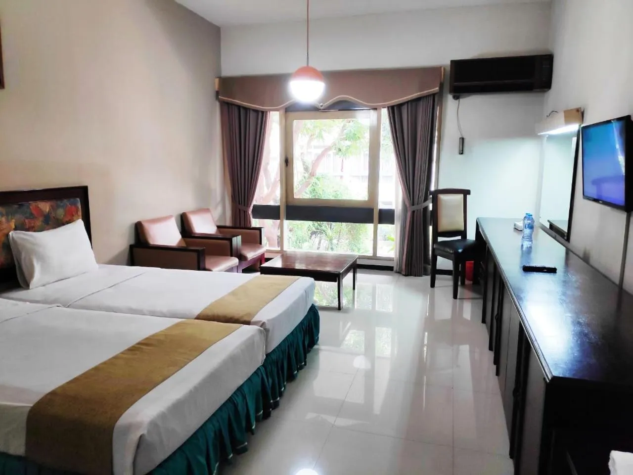 Photo of the whole room, Bed in New Grand Park Hotel