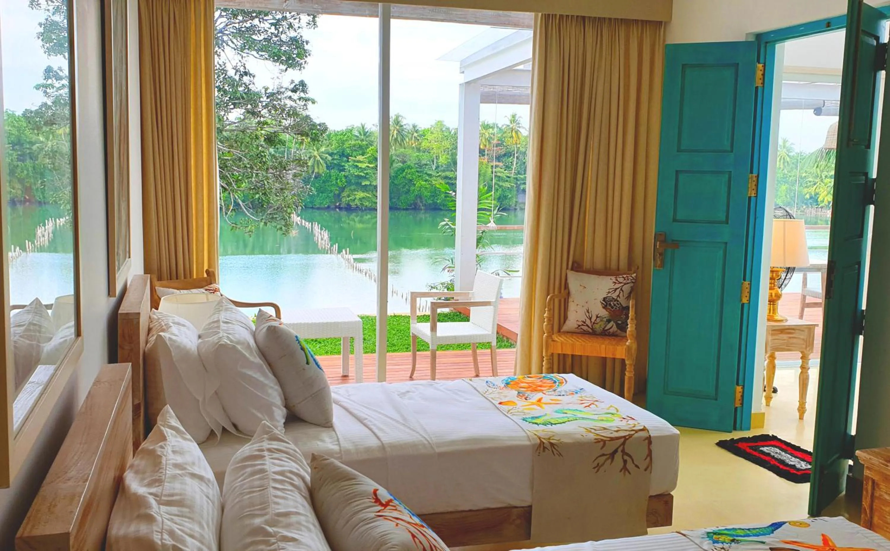 Shower, Bed in 33 Lake Terrace