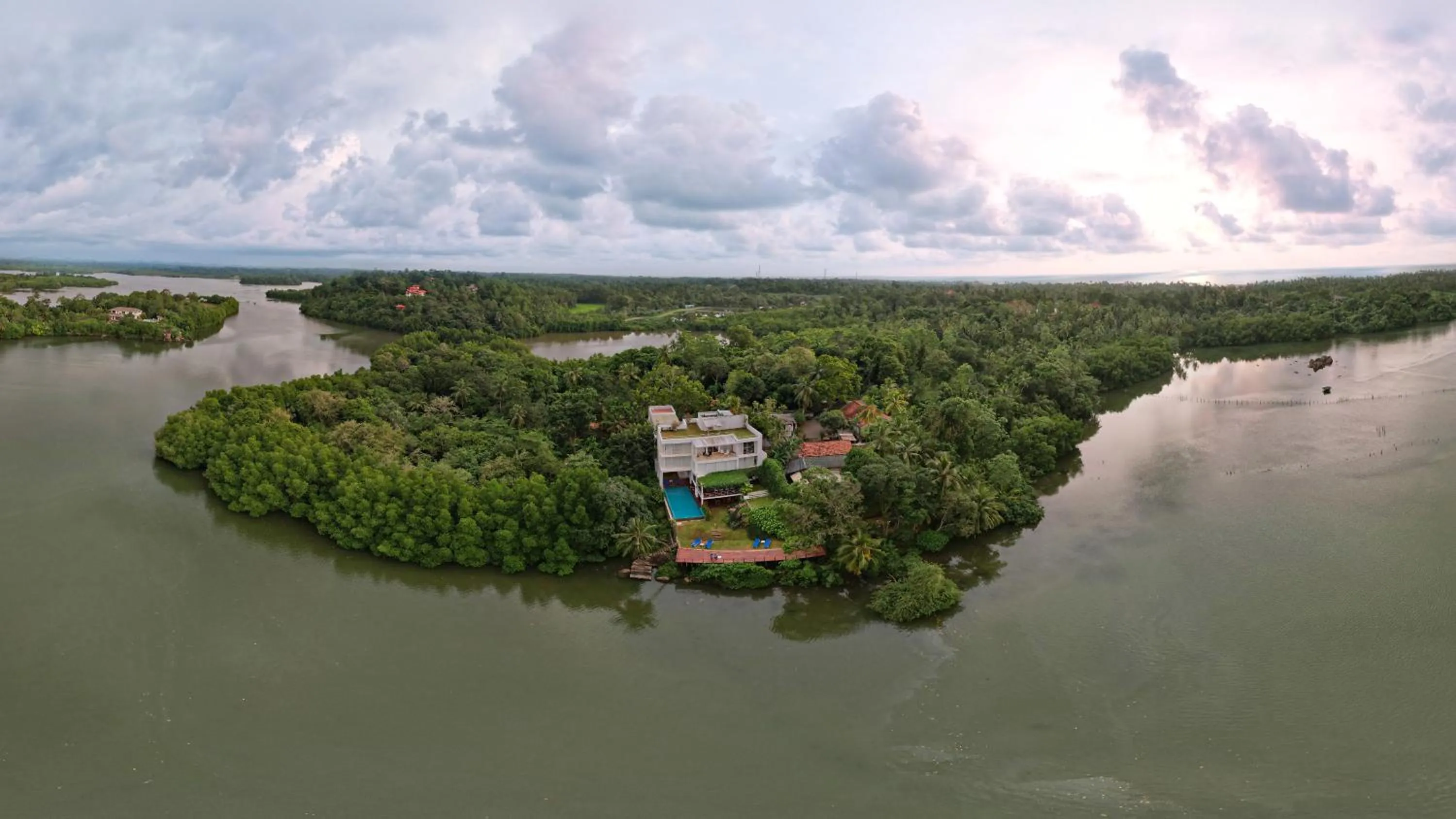 Property building in 33 Lake Terrace