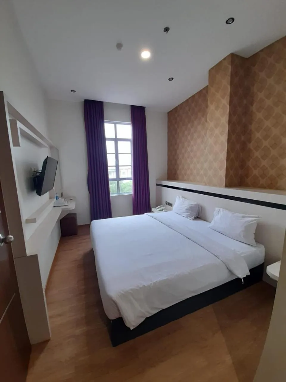 Bed in Blitz Hotel Batam Centre