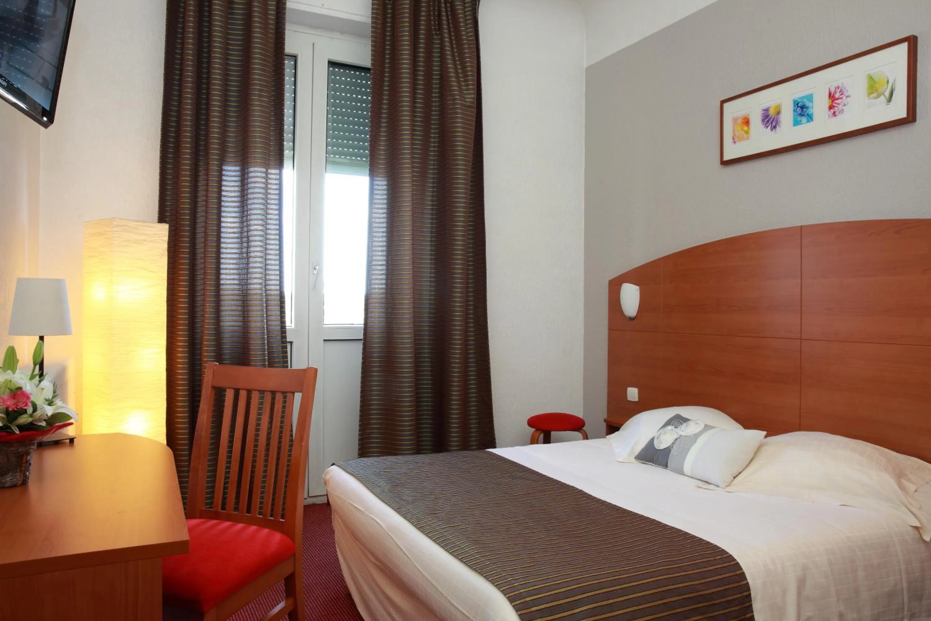 Photo of the whole room, Bed in Hôtel Alerion Centre Gare
