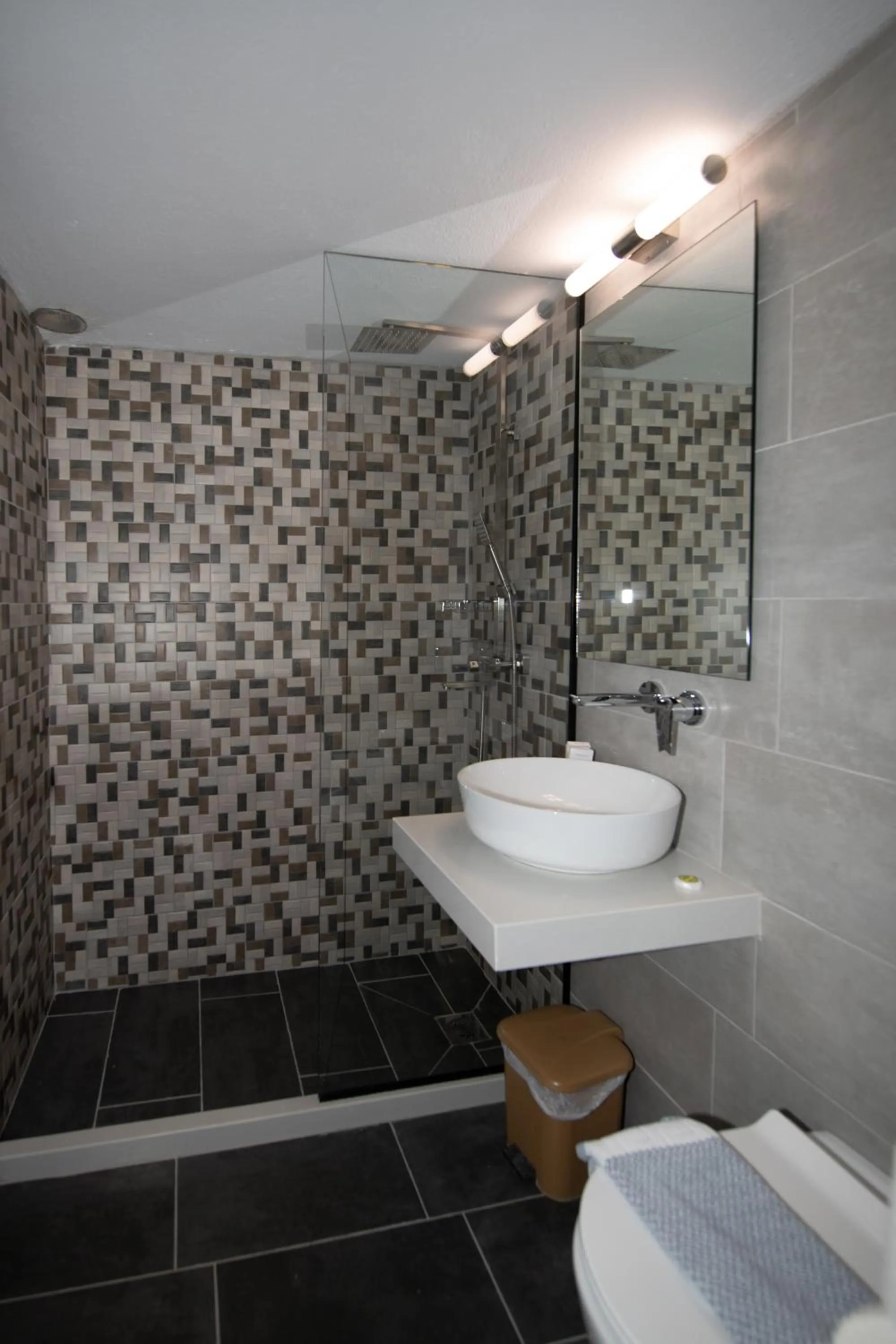 Shower in Orfeas Apartments