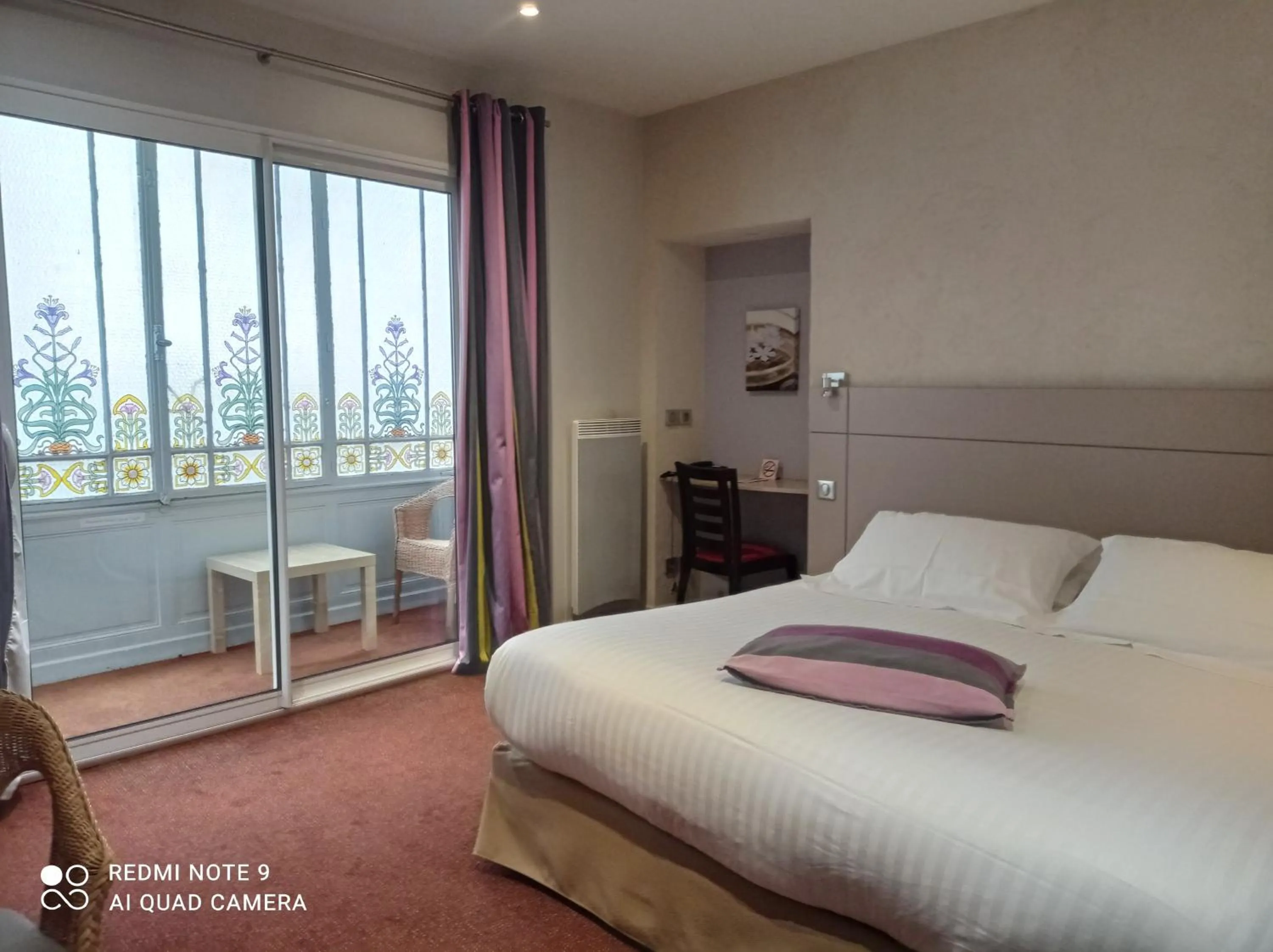 Property building, Bed in Hotel de la Couronne