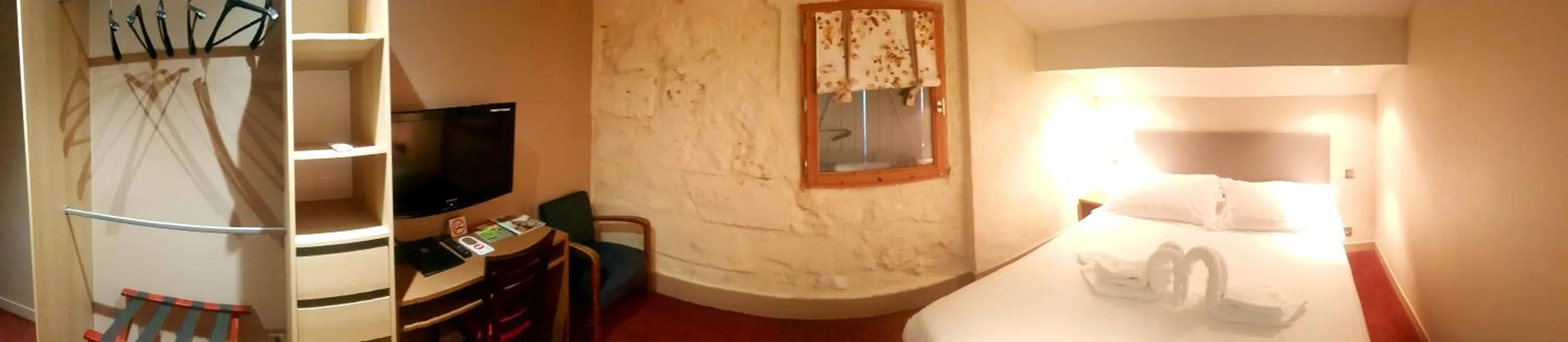 Property building, Bed in Hotel de la Couronne