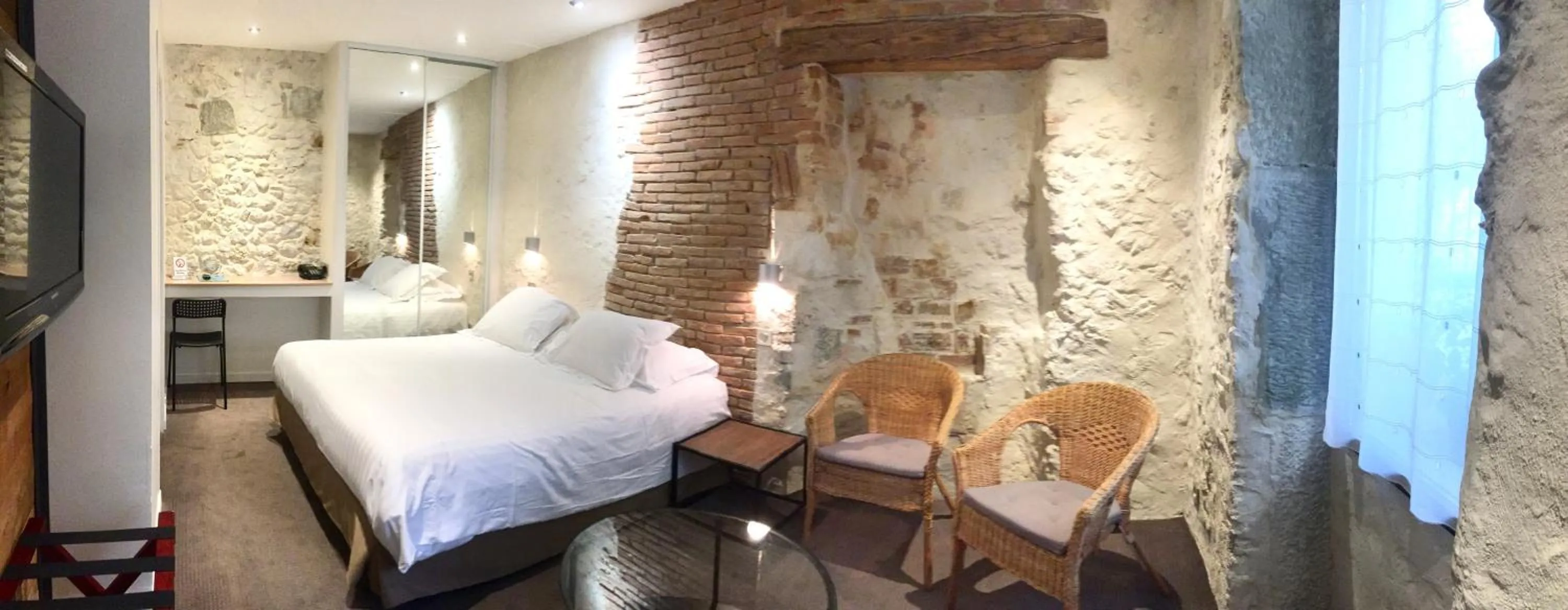 Day, Bed in Hotel de la Couronne