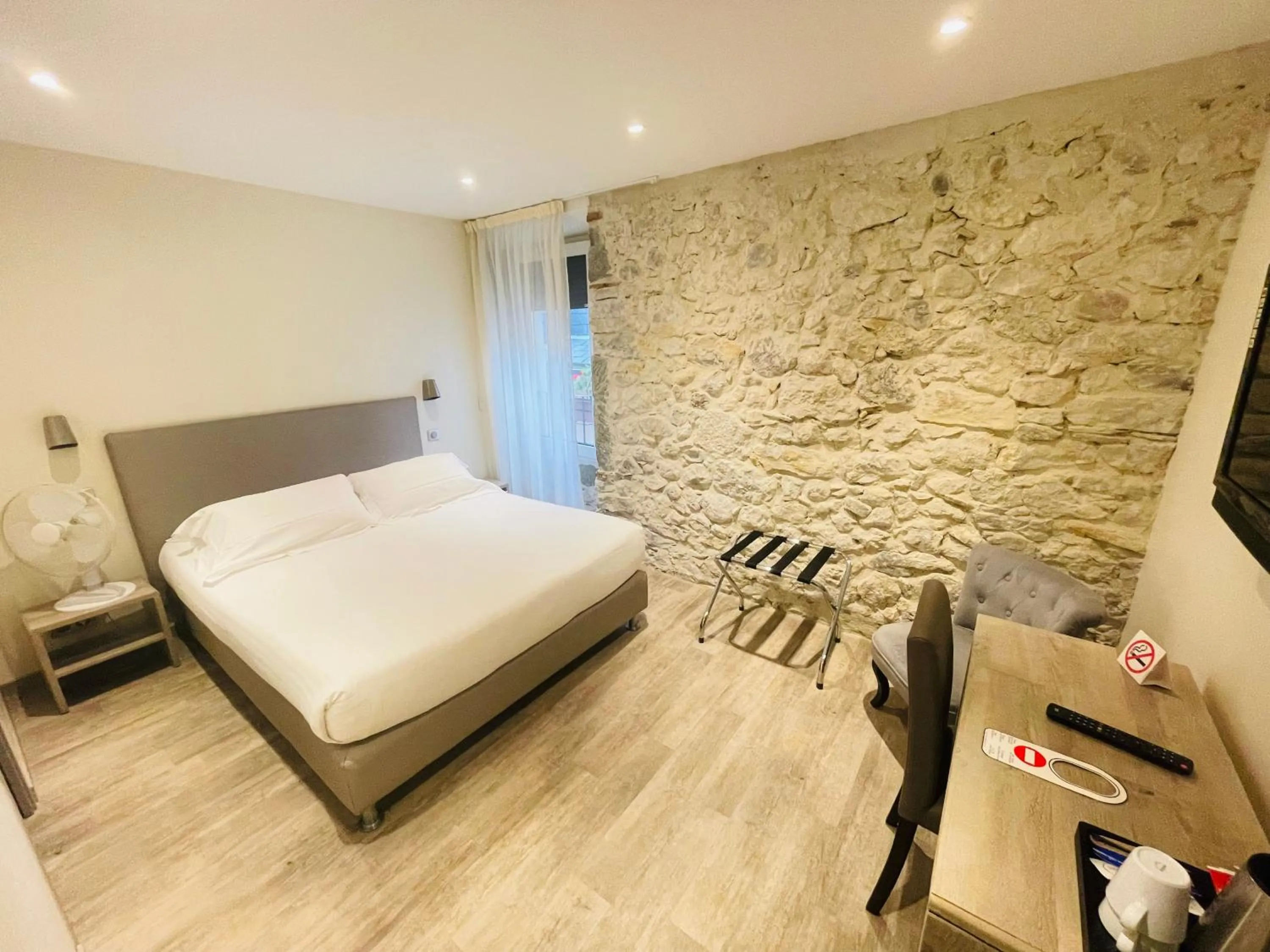 Photo of the whole room, Bed in Hotel de la Couronne